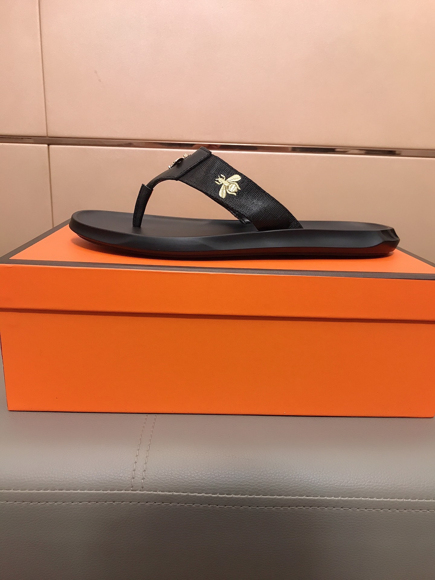 NO:245476,Super flip flops fashion new style [GUCCI·Guchi] luxury quality, designers professionally create luxury and fashionable high-end products with perfect lasts plus top-grade handmade, super comfortable rubber outsole. Size 38~44, split-toe shoes, gucci, slippers19860909超人字拖鞋时尚范新款【GUCCI·古奇】奢华品质,设计师在每一期都专业打造,奢华时尚的高端产品完美的楦型加上顶级的手工制作,超舒适橡胶大底.码数38～44,分趾鞋,gucci,slippers,Women's Shoes