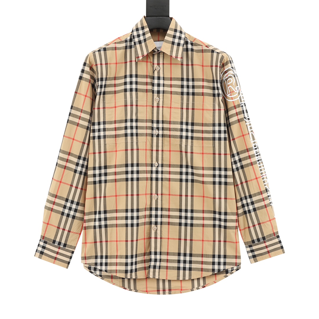 Burberry/巴宝莉 经典格纹手臂白字母徽标长袖衬衫 袖子定位140度恒温白色字母烫图，裁片、烫烫薄、来去缝、领子坐领、门边、袖口部位加了烫薄，全部要对格对位出成品，定制原版一致20支精梳棉单线纱，纱线全部订染，画…
