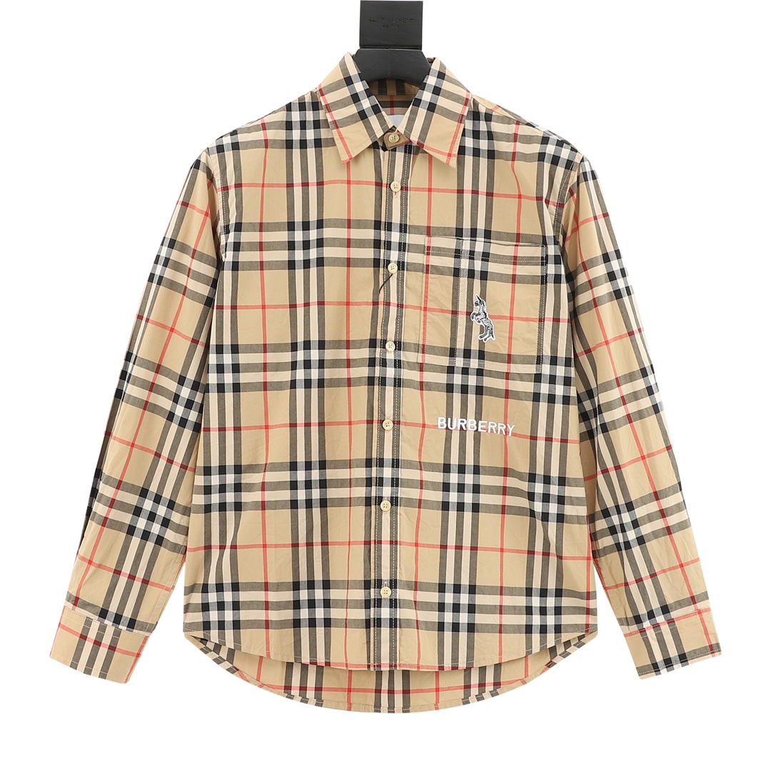 Burberry/巴宝莉 独角兽刺绣LOGO长袖衬衫 面料采用双股80支梭织小斜纹面料，格纹对位，纱线定织定染，侧边织带定做量1万码起，门襟、，织带纽扣全部订做，每个独立的尺码都是定位裁片，前幅，口袋，袖子等部位都是对…