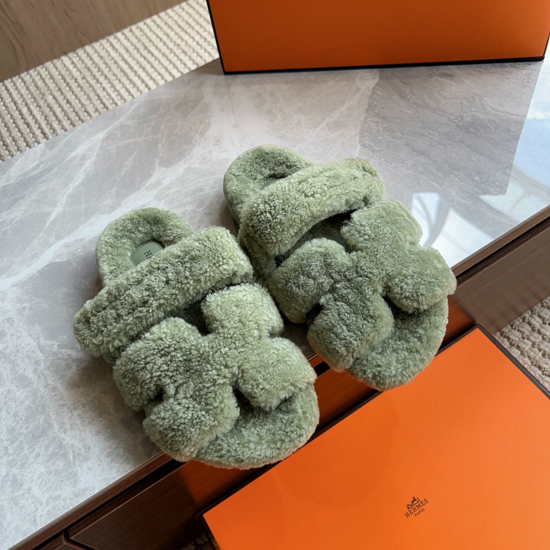 NO:512116,Hermes second uncle wool cake slippers, you must crazily call the classic +25 new color scheme, it is so beautiful. The splicing contrast of different colors and materials can easily interpret the fashionable look. The upgraded version is focused on high quality!  1: Fabric Teddy Sheep genuine fur 2: Lining Teddy Sheep genuine fur 3: Tips Teddy Sheep genuine fur 4: Outsole original Tpu material 5: Size 35-42 sizes, 41, 42 custom made:, fur shoes and slippers, hermes, slippers19860909爱马仕二舅羊毛糕拖鞋,必须疯狂打call 经典的+25新配色,也太好看了吧 不同颜色和材质的拼接撞色,轻松演绎时髦精look  升级版,专注高品质！ 1:面料泰迪羊真皮毛 2:里料泰迪羊真皮毛 3:踮脚泰迪羊真皮毛 4:大底原版Tpu材质 5:码数35-42码,41,42订做  :,毛毛鞋拖鞋,hermes,slippers,Women's Shoes