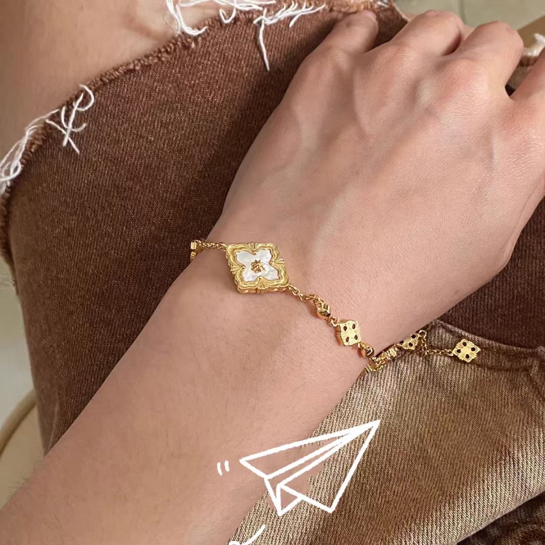 NO:101099,Bucilati Palace style white shells, four-leaf clover double-sided bracelets Opera Tulle series of works, inlaid with white shells, blending Bucilati's iconic elements and colorful gemstones. The design draws on the outline of the dome of the Roman four fountains, the rose window above the main entrance of Busca's castle, and the decorative pattern on the top of the pillars of the Doge of the Venetian Doge.,,bracelet19860909布契拉提 宫廷风白贝四叶草双面 手链 Opera Tulle系列作品,镶嵌白贝、融合了布契拉提的标志性元素与彩色宝石,设计分别借鉴了罗马四喷泉圣卡罗教堂穹顶的轮廓、布斯卡的城堡主入口上方的玫瑰花窗、以及威尼斯总督宫柱顶的装饰图案.,,bracelet,Jewelry