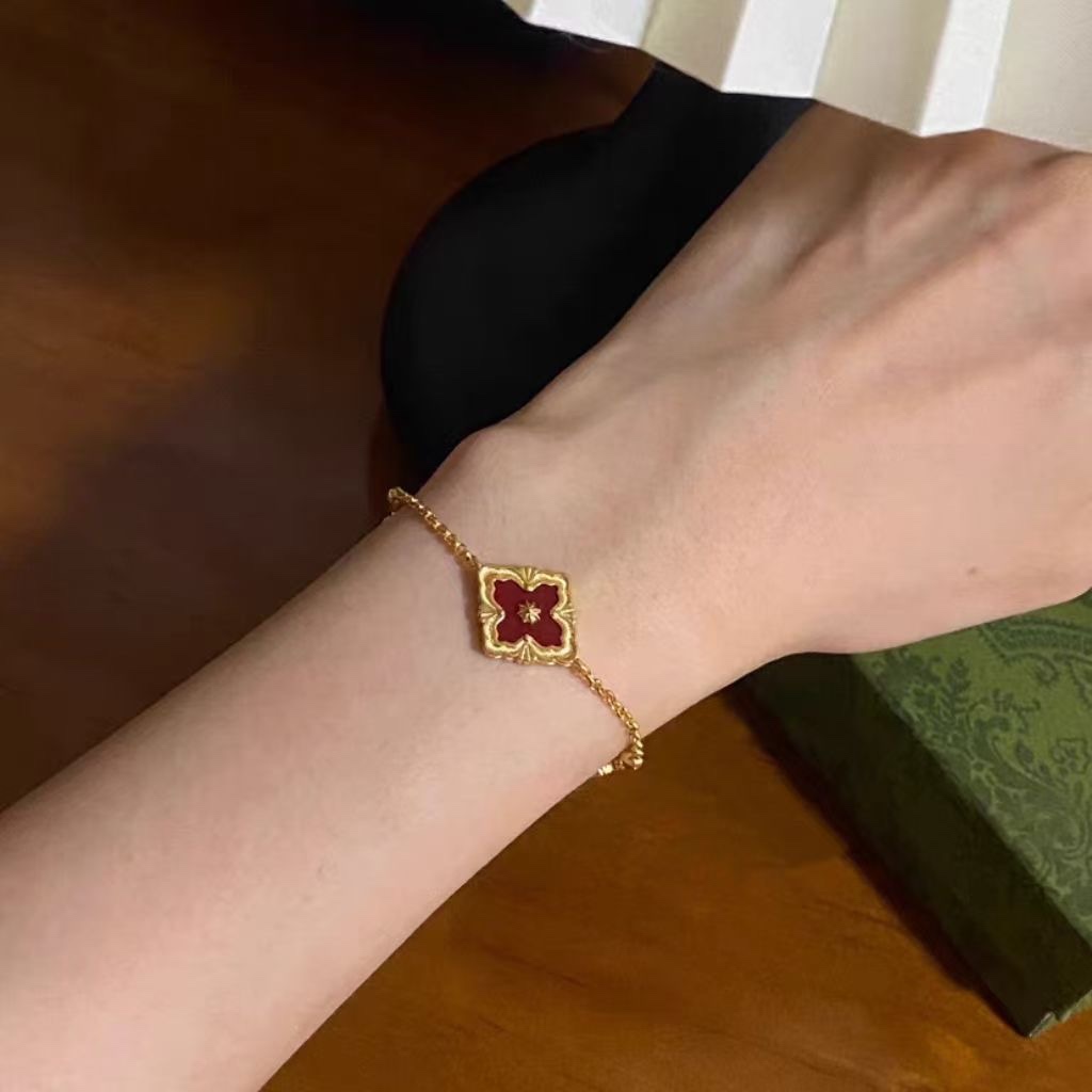 NO:101100,Bucilati Palace style red agate four-leaf clover double-sided bracelet Opera Tulle series of works, inlaid with red agate, blending Bucilati's iconic elements and colorful gemstones. The design draws on the outline of the dome of the Roman four fountains, the rose window above the main entrance of Busca's castle, and the decorative pattern on the top of the pillars of the Doge of the Venetian Doge. Bucila, bracelet19860909布契拉提 宫廷风红玛瑙四叶草双面 手链 Opera Tulle系列作品,镶嵌红玛瑙、融合了布契拉提的标志性元素与彩色宝石,设计分别借鉴了罗马四喷泉圣卡罗教堂穹顶的轮廓、布斯卡的城堡主入口上方的玫瑰花窗、以及威尼斯总督宫柱顶的装饰图案.,布契拉,bracelet,Jewelry