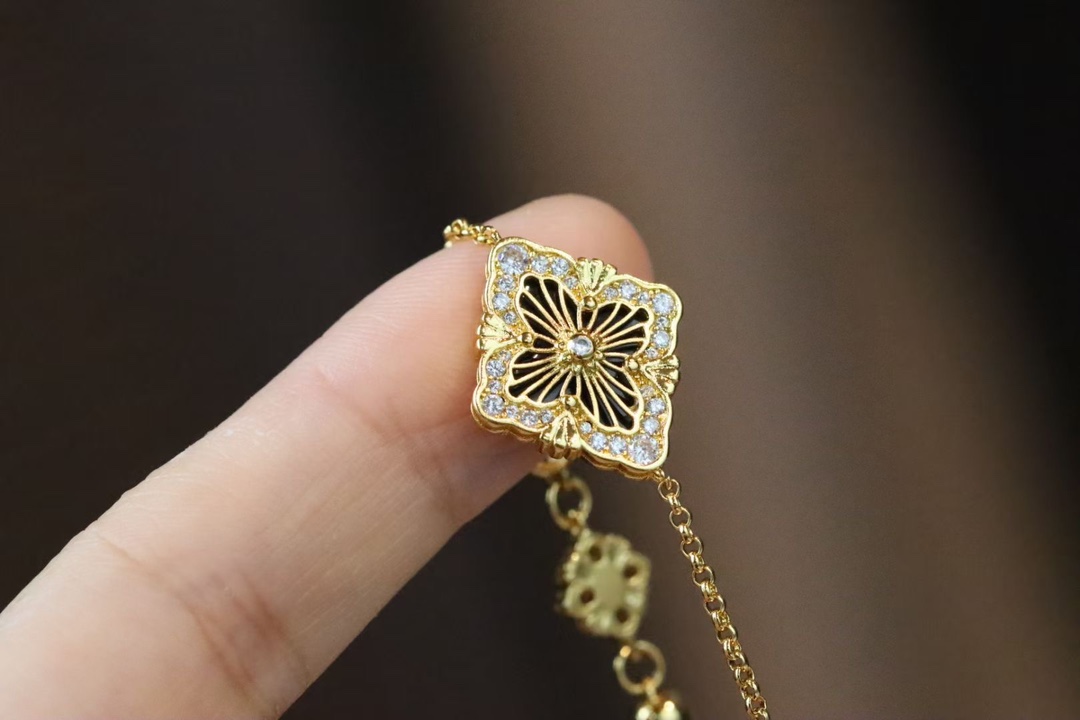 NO:101101,Brachiti Palace style black and red agate four grass leaves double-sided bracelet Opera Tulle series, inlaid with black agate, blending the iconic elements and colorful gems of Bucilati logos, respectively, drawing on the outline of the dome of the Cathedral of the Four Fountains of Roma, the rose window at the top of the castle in Bucas, and the decorative pattern of the top of the Governor of Evi and Nice., Bucila, bracelet19860909布拉契提 宫廷风黑红瑙四草叶双面 手链 Opera Tulle系作列品,镶嵌黑玛瑙、融了合布契拉提标的志性素元与彩色宝石,设分计别借鉴罗了马四喷泉卡圣罗教堂顶穹的轮廓、布卡斯的城堡主口入上方玫的瑰花窗、以威及尼斯总督柱宫顶的装饰图案.,布契拉,bracelet,Jewelry