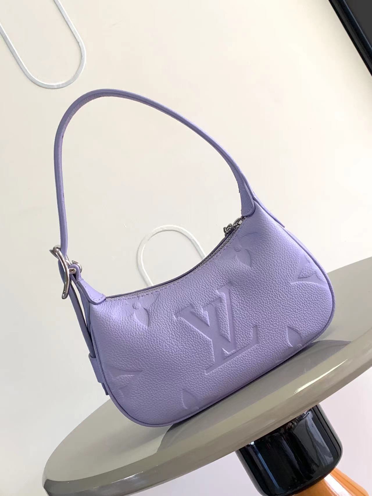 M82391 M82519 Mini Moon 手袋选用柔软 Monogram Empreinte 压纹皮革，令拉链头的 LV Circle 标识等瞩目细节映现珠宝般光辉。潮流构型可容纳昼夜场合所需，可调节肩带方便肩背、肘挎和手提。20.5 x 11 x 5厘米 (长度 x 高 x 宽)