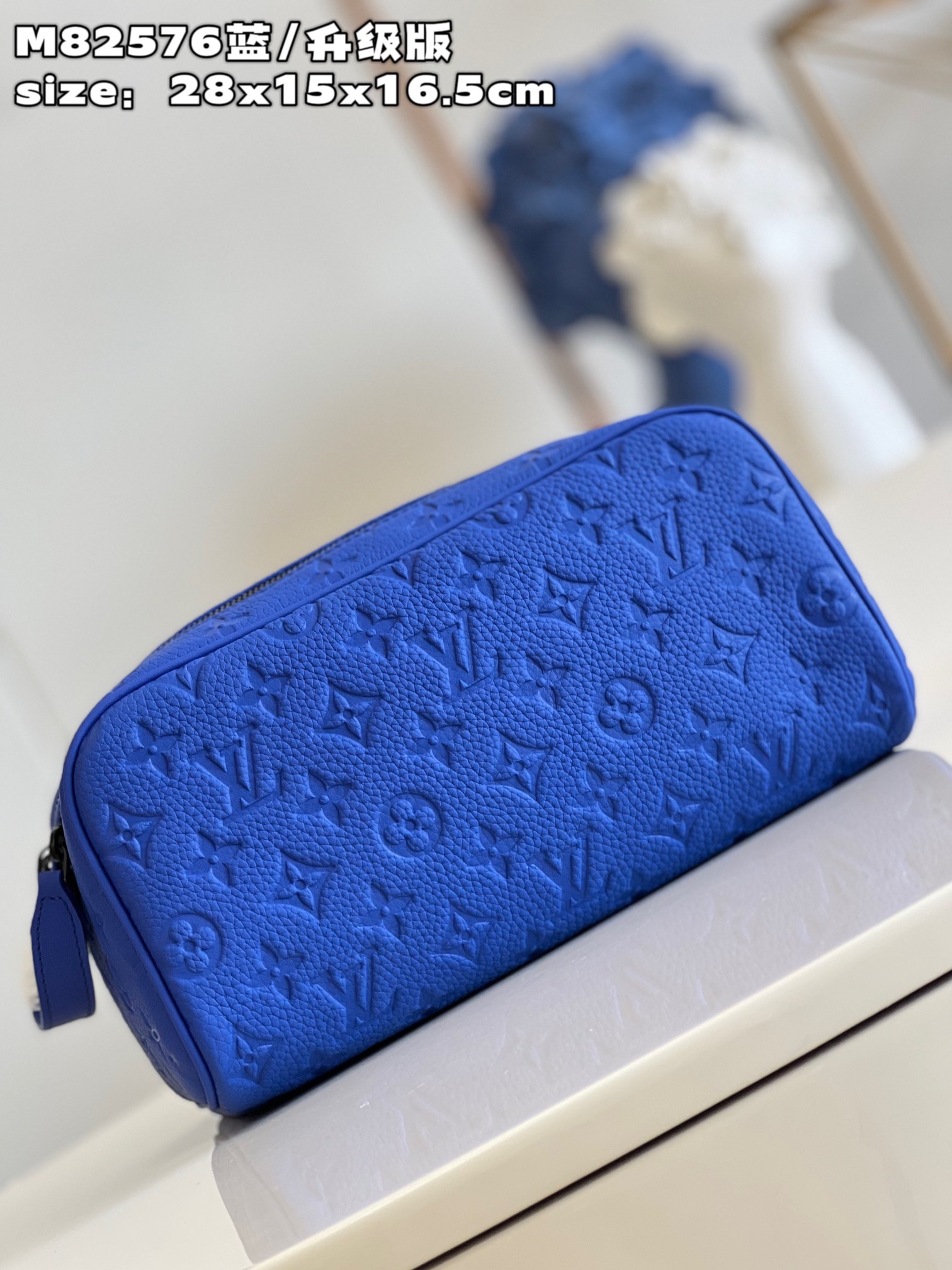 NO:400498,【Exclusive real photo M82576 blue/upgrade version】This Dopp Kit washbasin is made of grained Taurillon leather imprinted Monogram pattern, combined with double zipper wide-mouth design and washable lining, which can properly store and carry toiletries. The stable handle is conveniently hung from the bathroom hook. Detailed features 28 x 15 x 16.5 cm (length x height x width) E.670,LV [original leather],louis vuitton19860909【独家实拍 M82576蓝/升级版】本款 Dopp Kit 盥洗袋为粒面 Taurillon 皮革压印 Monogram 图案,结合双拉链广口设计和可水洗内衬,可妥善收纳和携带洗漱用品.稳固手柄方便悬挂于浴室挂钩.详细特征28 x 15 x 16.5 厘米 (长度 x 高 x 宽) E.670,LV【原厂皮】,louis vuitton,Bag