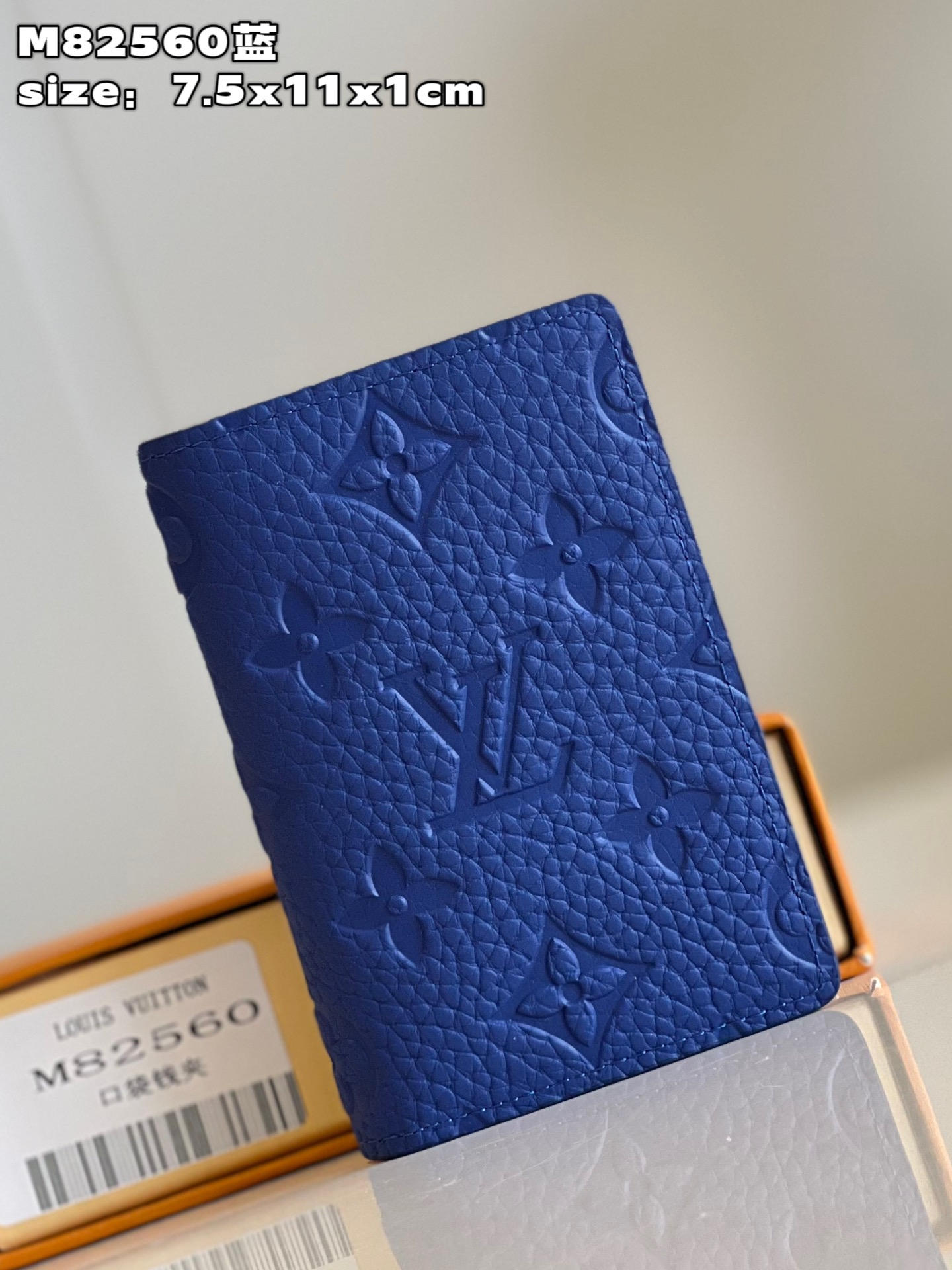 NO:400510,【Exclusive real photo M82560 blue】This pocket wallet is made of full grain Taurillon leather, subtle LV letters and Monogram floral embossed. The exquisite configuration is equipped with an inner bag, and the outer bag is convenient for picking up and holding credit or transportation cards. Detailed features 7.5 x 11.1 x 1 cm (length x height x width) C.210,LV [original leather],louis vuitton19860909【独家实拍 M82560蓝】本款口袋钱夹取材全粒面 Taurillon 皮革,微妙浮现 LV 字母和 Monogram 花卉压纹.精巧构型设有内袋,外袋方便取放信用卡或交通卡.详细特征7.5 x 11.1 x 1 厘米 (长度 x 高 x 宽) C.210,LV【原厂皮】,louis vuitton,Bag