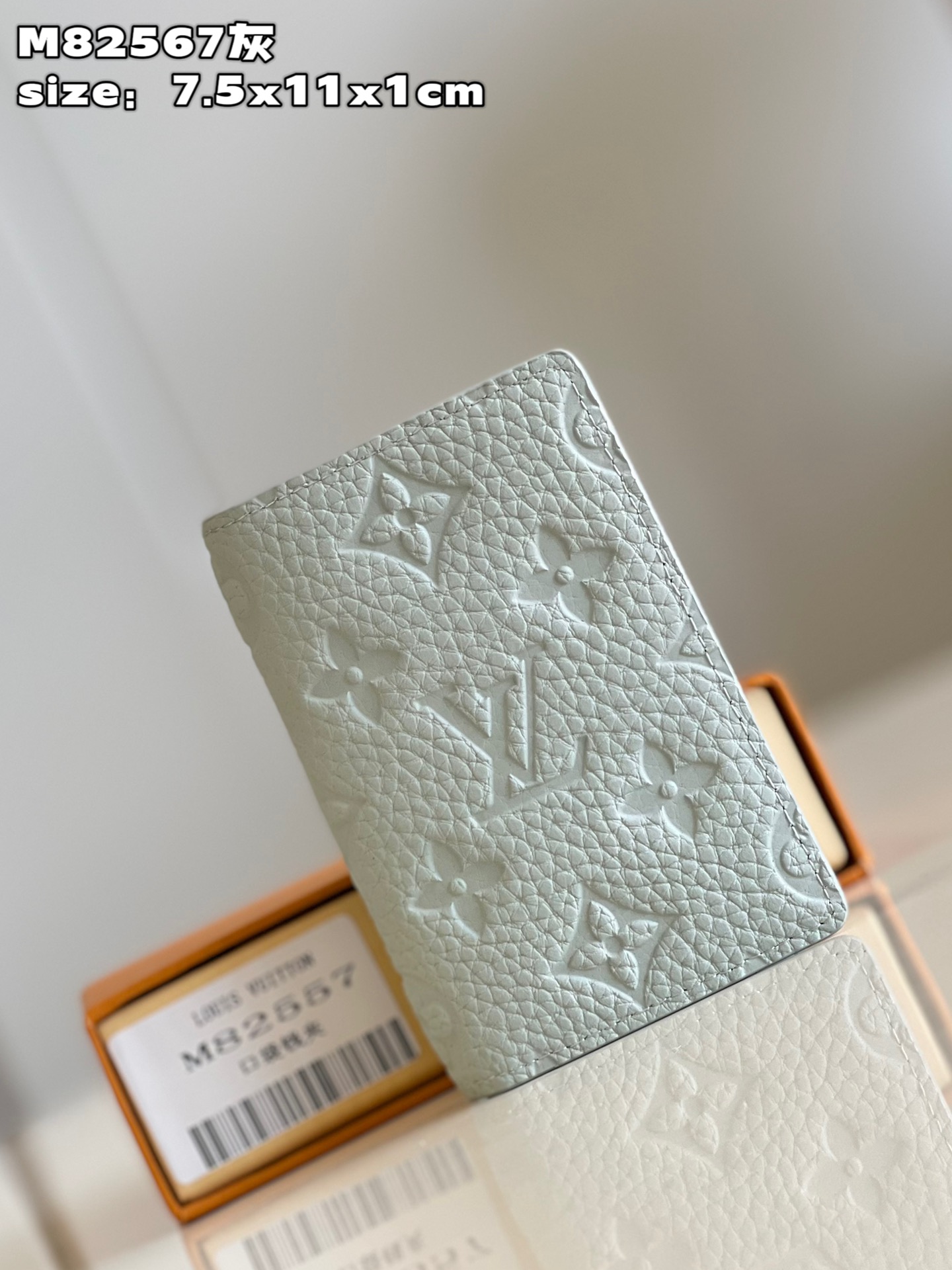 NO:400484,【Exclusive real photo M82567 gray】This pocket wallet is made of full grain Taurillon leather, subtle LV letters and Monogram floral embossed. The exquisite configuration is equipped with an inner bag, and the outer bag is convenient for picking up and holding credit or transportation cards. Detailed features 7.5 x 11.1 x 1 cm (length x height x width) C.210,LV [original leather],louis vuitton19860909【独家实拍 M82567灰】本款口袋钱夹取材全粒面 Taurillon 皮革,微妙浮现 LV 字母和 Monogram 花卉压纹.精巧构型设有内袋,外袋方便取放信用卡或交通卡.详细特征7.5 x 11.1 x 1 厘米 (长度 x 高 x 宽) C.210,LV【原厂皮】,louis vuitton,Bag