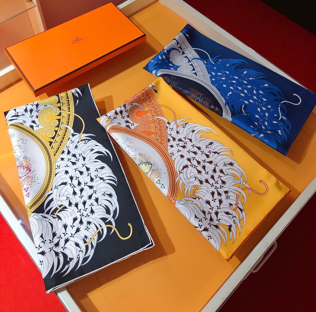 NO:169621,SHMS2361 Hermes [Embroidery Legend] 90cm silk square scarf, this Hermes must-have accessory can be worn in various ways, and it is suitable for any clothing. Whether tied around the neck, or worn as a belt, hairband and headscarf, it is pleasing to the eye. The thickness available in all seasons is super practical, smooth and has a good feel, and the fabric is easy to shape, and it is purely hand-curled. [Twill silk square scarf. 90X90cm], high-version scarf, hermes, hermes, real silk19860909SHMS2361爱马仕【刺绣传奇】90cm真丝方巾,这款Hermes必备配饰可以多种方式佩戴,与任何服饰皆搭配得宜.无论系绕颈间,或作为腰带、束发带及头巾佩戴,皆赏心悦目.四季可用的厚度 ,超实用 ,手感顺滑好面料易塑形,纯手工卷边.【斜纹真丝方巾.90X90cm】,高版本围巾,hermes,hermes,real silk,scarf