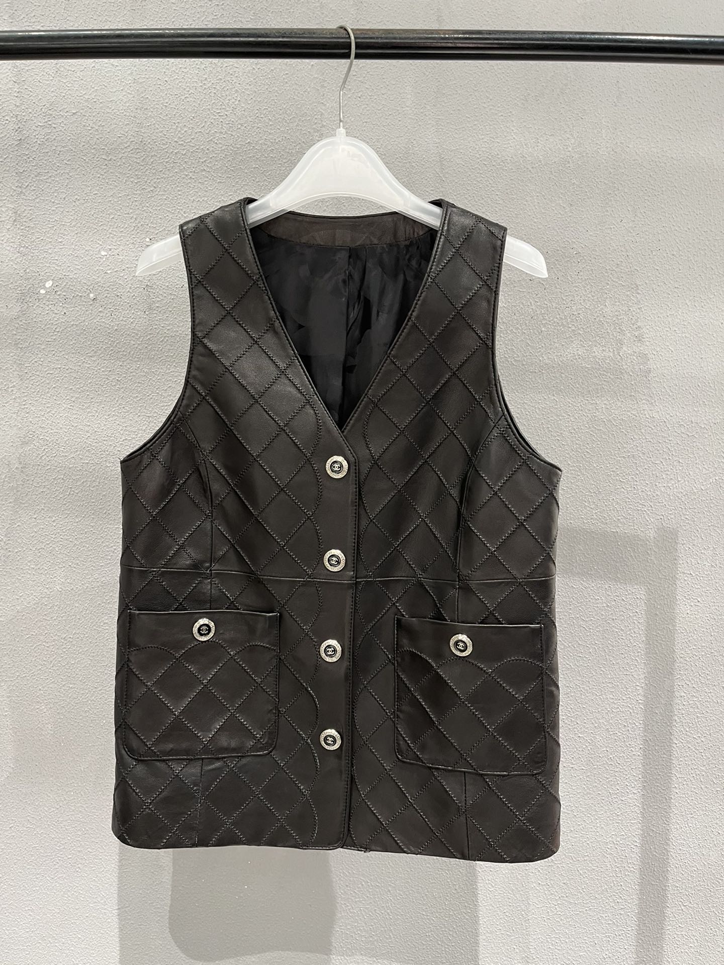 NO:721573,, chanle handmade curved sheepskin vest, semi-vegetable tanned sheepskin, glossy, very textured, soft and not hard. With original buttons and lining, Chanel - Clothing, chanel, chanel, sheepskin,19860909,chanle手工曲针羊皮马甲,半植鞣羊皮有光泽度很有质感柔软不硬.搭配原版纽扣和里布,香奈儿-服装,chanel,chanel,sheepskin,,Women's clothing