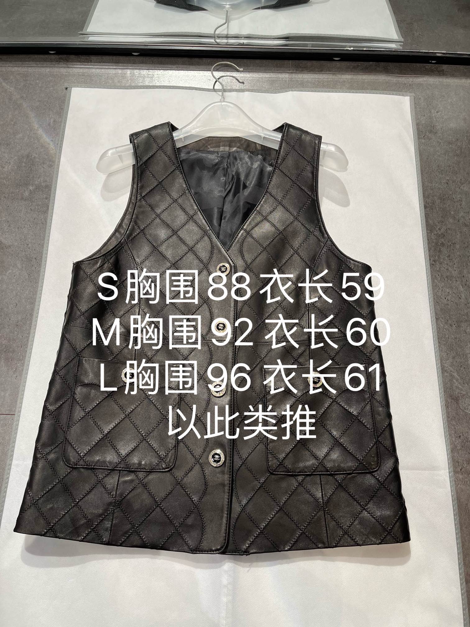 NO:721578,, chanle handmade curved sheepskin vest, semi-vegetable tanned sheepskin is glossy, very textured, soft and not hard. It is matched with original buttons and lining. Size S-19860909,chanle手工曲针羊皮马甲,半植鞣羊皮有光泽度很有质感柔软不硬.搭配原版纽扣和里布 尺寸S- Xxl,可以单穿也可以叠穿,皮料质感非常好,很显高档,香奈儿-服装,chanel,chanel,sheepskin,,Women's clothing