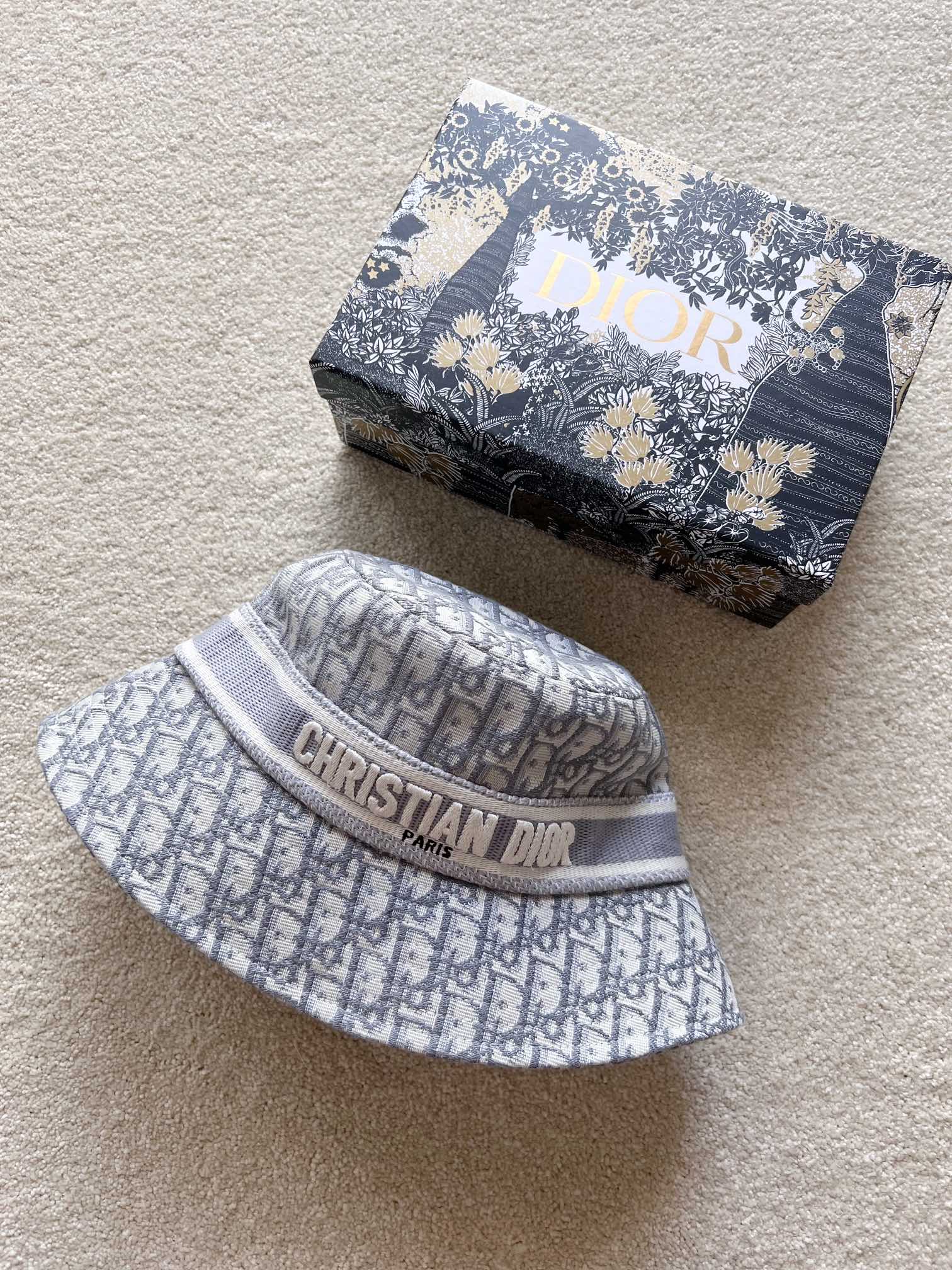 NO:799604,An indispensable match for summer is the high-end and eye-catching fisherman hat~ Needless to say, the dr presbyopia that the word-of-mouth series has been selling is all about practicality, plus the bonus points of appearance and temperament. This hat can be regarded as the ceiling~~ The same textured denim is used, and the presbyopic letters are the same size. The details inside are all compared to yb, espadrilles, hats,19860909夏季少不了的搭配 就是高级又耐看的渔夫帽~ 口碑系列一直在卖的dr老花无需多说 一切都是以实用性为主 再加上颜值和气质的加分 这一顶算得上是天花板 ~~ 一致用料肌理感牛仔布, 老花字母大小都一致 还有内里的细节,都是对照yb,,espadrilles,hats,,Women's clothing