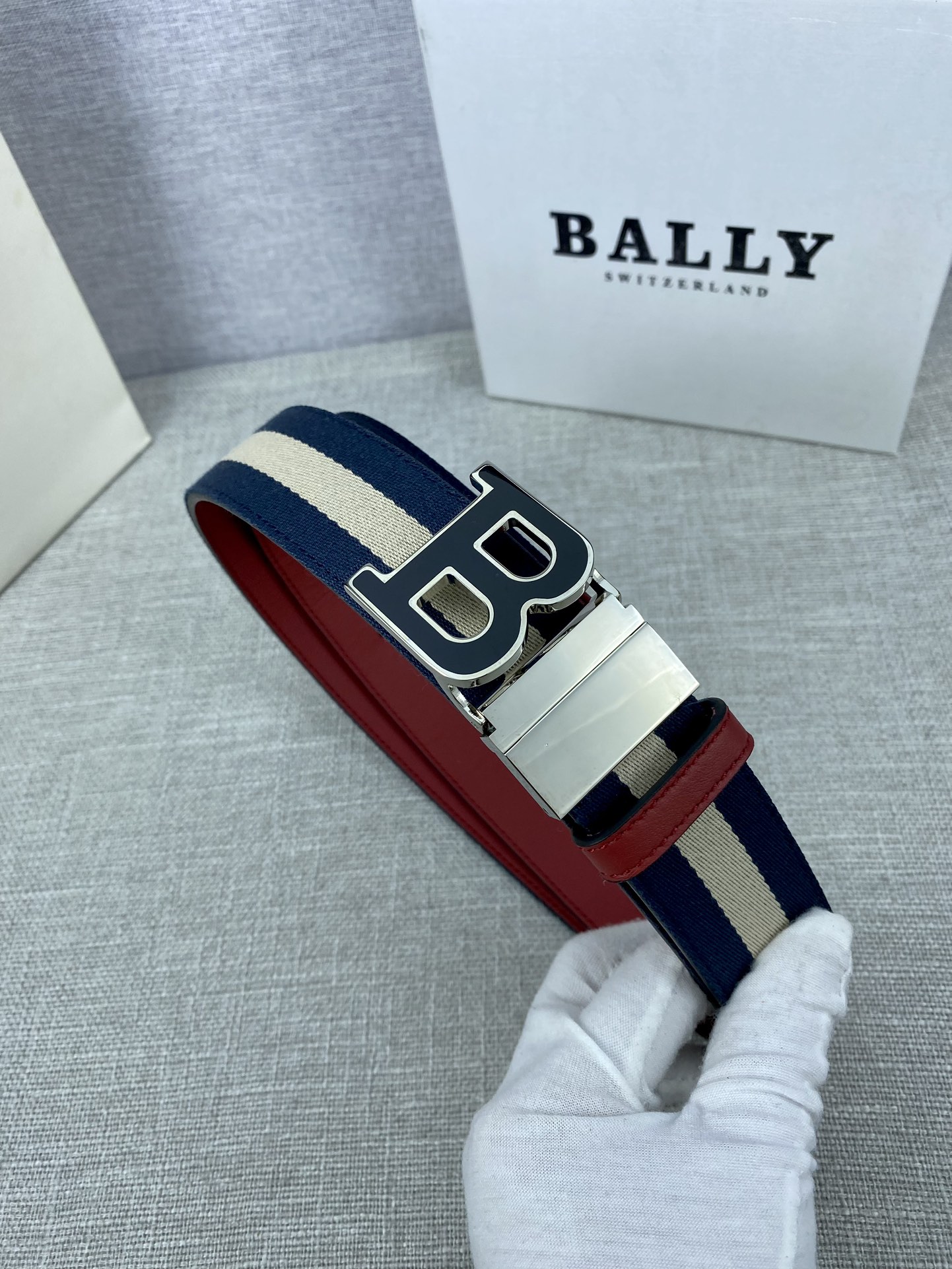 这款BBuckle腰带以合成织物制成