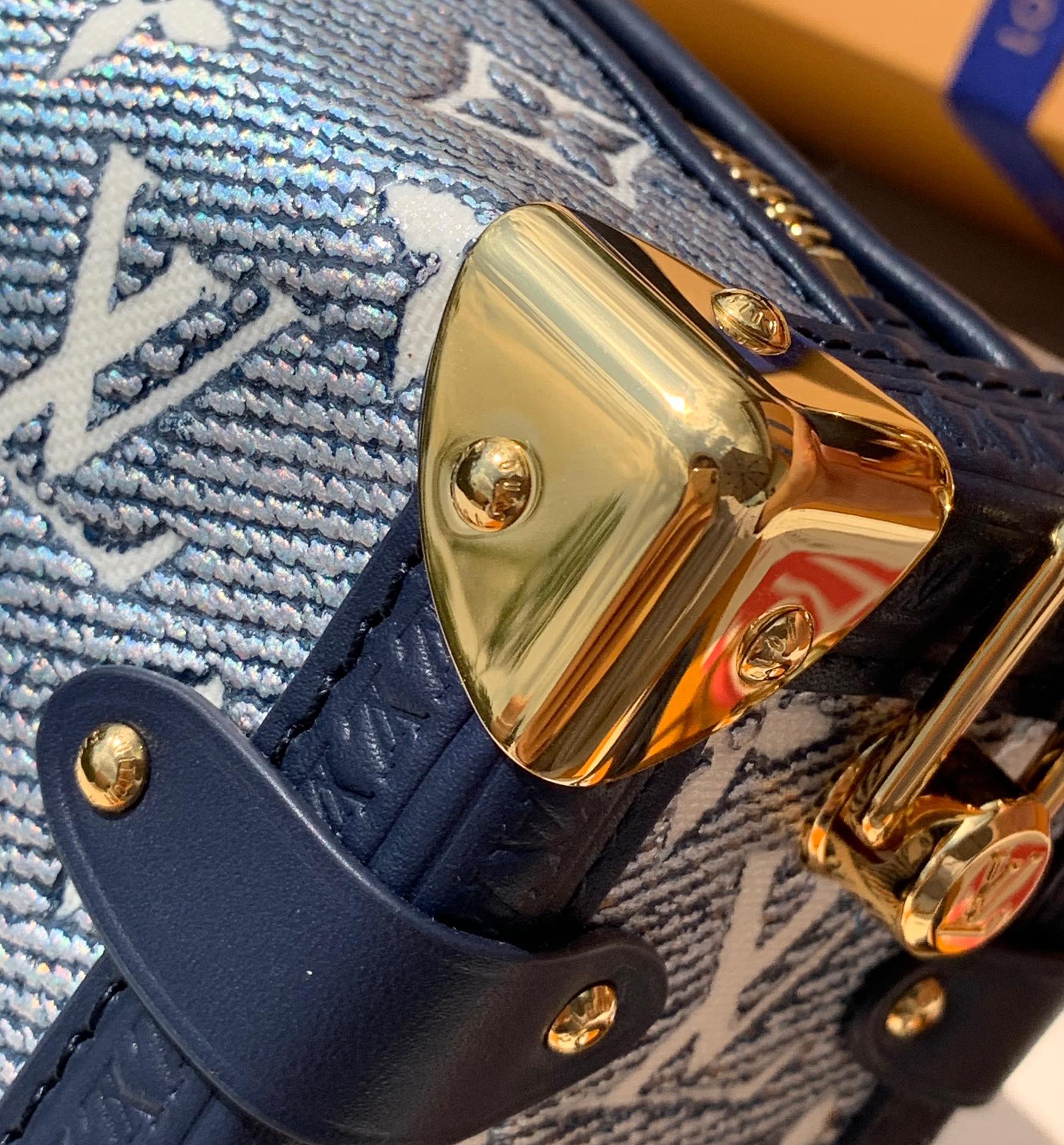 非市场普通货 进口皮料半钢五金尺寸 21×14×6cm LV SIDE TRUNK 女盒子包，M2294