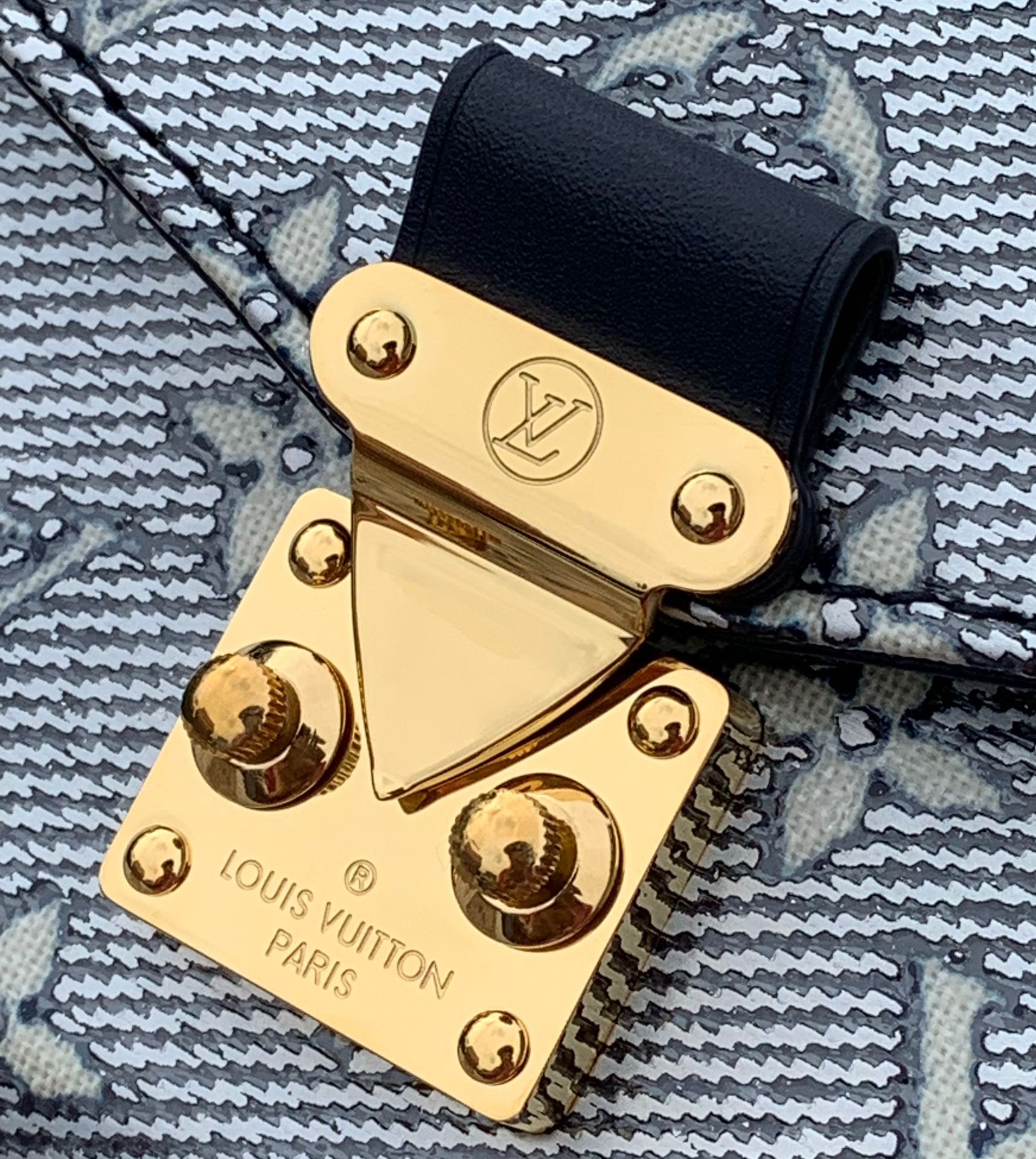 非市场普通货 进口皮料半钢五金尺寸 21.5×13.5×6cmLV最新款炫彩牛仔小邮差包，M22834颜