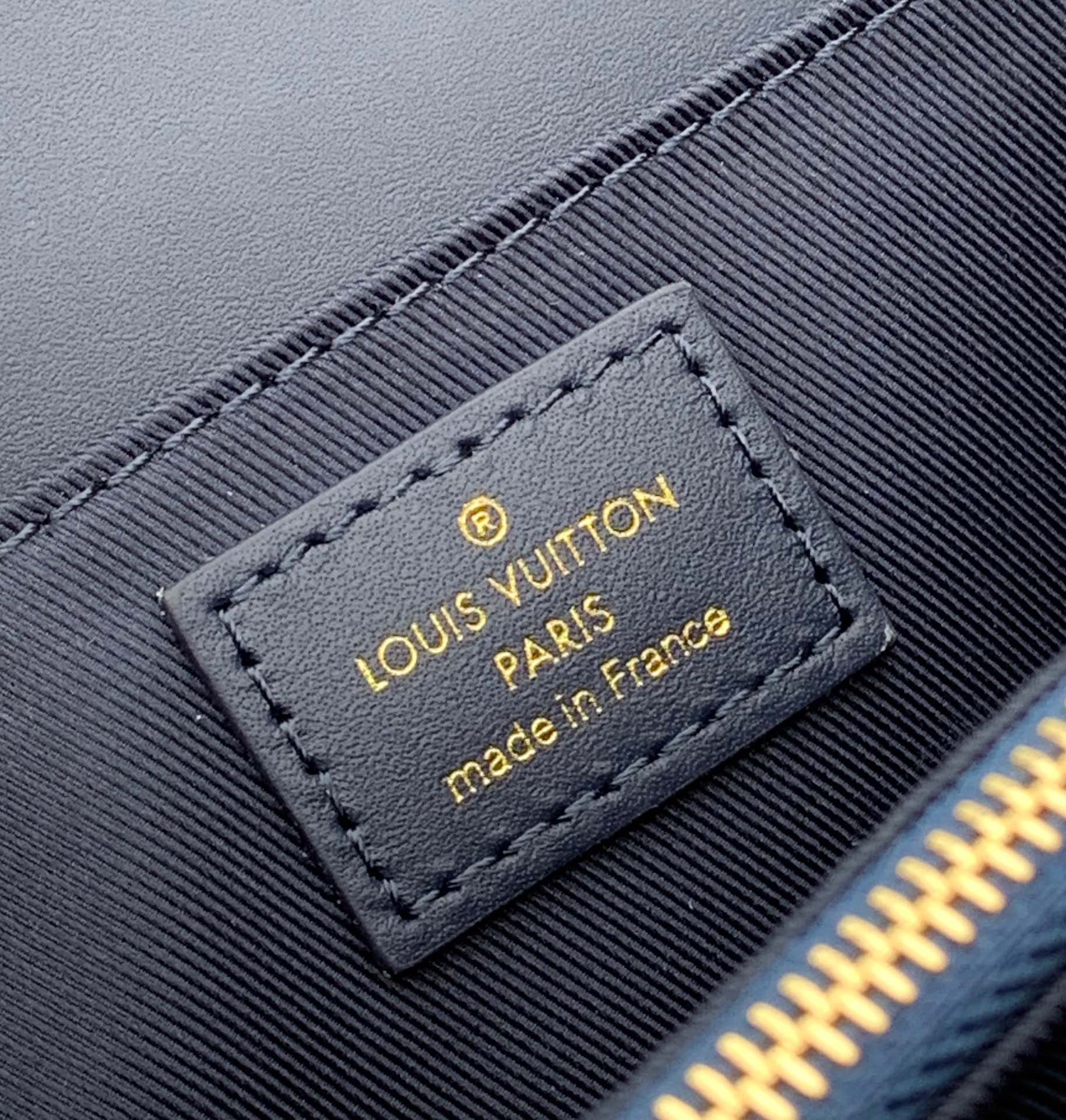 非市场普通货 进口皮料半钢五金尺寸 21.5×13.5×6cmLV最新款炫彩牛仔小邮差包，M22834颜