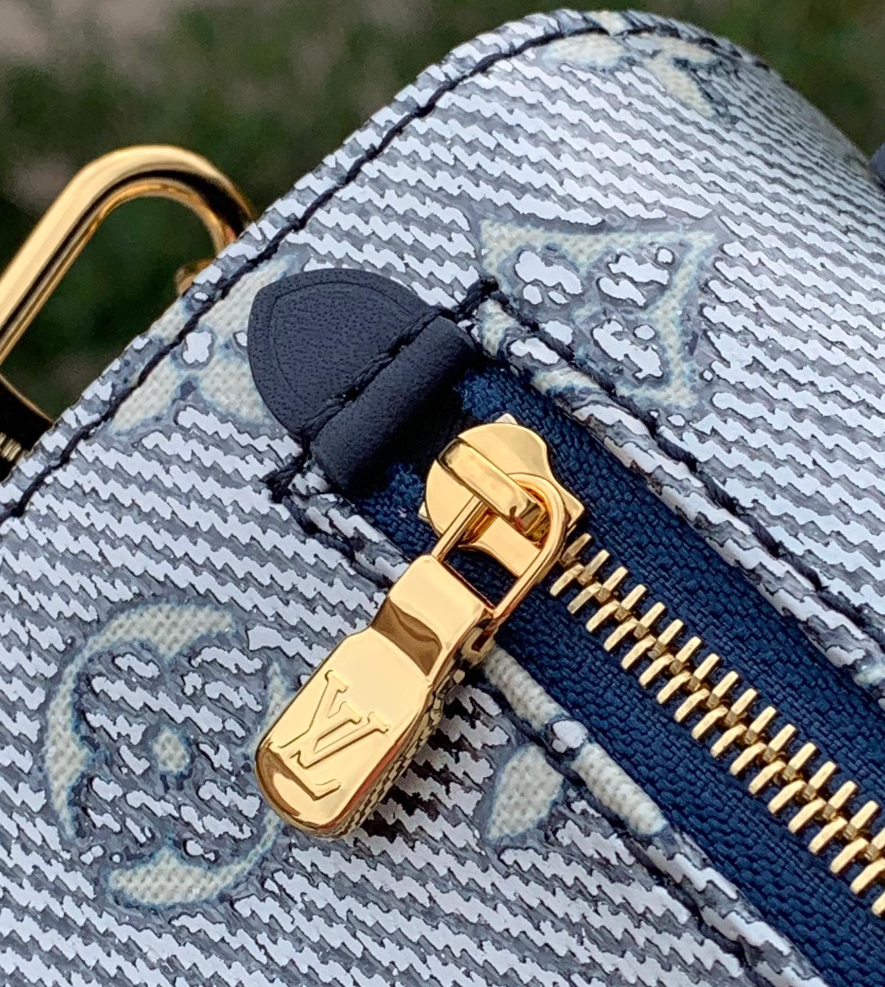 非市场普通货 进口皮料半钢五金尺寸 21.5×13.5×6cmLV最新款炫彩牛仔小邮差包，M22834颜