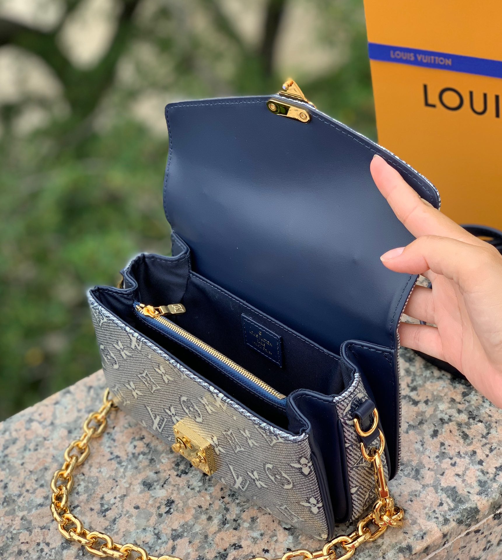 非市场普通货 进口皮料半钢五金尺寸 21.5×13.5×6cmLV最新款炫彩牛仔小邮差包，M22834颜