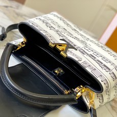 顶级原版 广州货M20194白色配黑音符🎵 本款Capucines 中号手袋 法国进口小牛皮,闪亮的金属 顶级原版 广州货M20194白色配黑音符🎵 本款Capucines 中号手袋 法国进口小牛皮,闪亮的金属