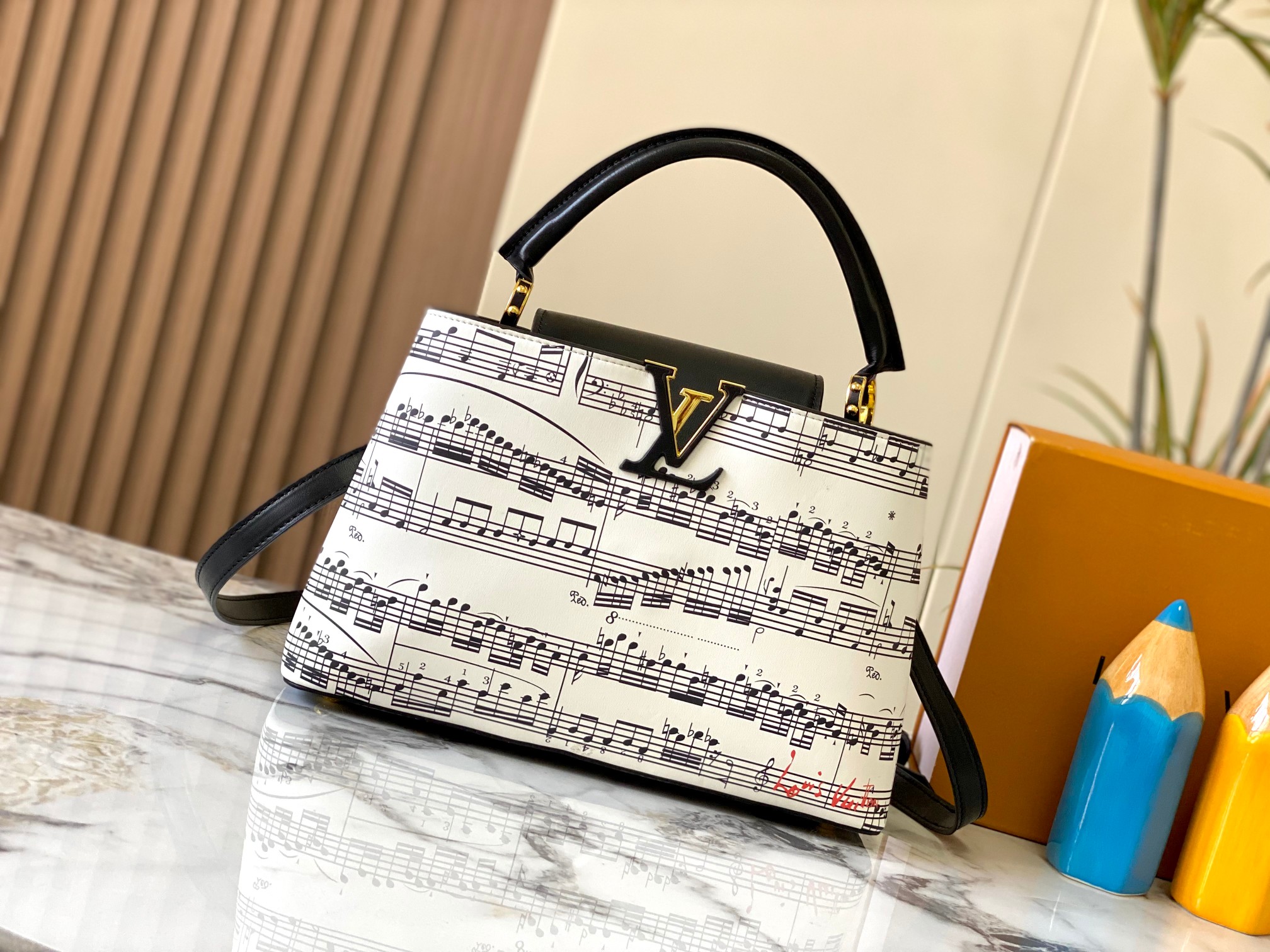 p380  广州货M20195白色配黑音符🎵 本款Capucines 大号手袋 法国进口小牛皮,闪亮的金属饰件,特有的Capucines搭盖既可收入包内展示字母标识,又可外翻 呈现Monogram Flower图案 
size:31.5 x 20 x 11 厘米