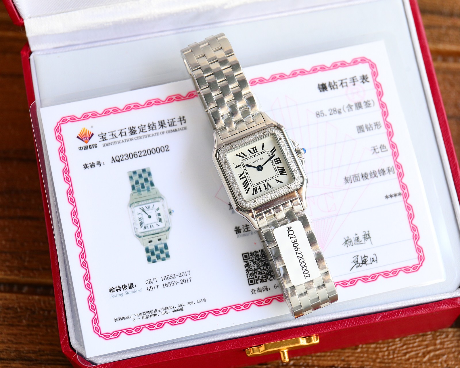 NO:142919,Buy. Large (officially called medium) high-end hard goods arrive!  The bezel is inlaid with 44 VS1.1 natural real diamonds, one table and one card can be checked online, and the channel export orders are available!  Equipped with elastic opening original box!  Some can be shared with genuine replacements, with a counter strip removed (payment required). Panthère de Cartier cheetah watches are not as simultaneous as blue balloons, but they are highly recognizable, gorgeous and unrestrained. They are the aesthetic style conveyed by Panthère de Cartier cheetah. Its lines are smooth, charming, soft and soft on the wrist, as if dancing on the skin. The unique shape shows the mature, elegant, confident and moving female image. The case is integrated, Swiss quartz movement, 316L steel shell cover, the crown is inlaid with a synthetic blue spinel, sword-shaped burnt blue steel pointer, waterproof depth is about 30 meters, ~ medium size 27*37mm, ultra-thin 6mm, invincible cost-effectiveness, exclusive source, start quickly..., cartier19860909批.大号（官方叫中号）高端硬货到！表圈镶嵌44颗VS1.1天然真钻,一表一卡联网可查,渠道出口订单！配弹力开口原盒！部分可以与正品替换共用,可专柜卸表带（需付费）,Panthère de Cartier 卡家猎豹手表,不会像蓝气球那么撞款,但识别度又很高,华丽而不羁,是Panthère de Cartier猎豹所传达的美学风格.它线条流畅,魅惑动人,柔软服帖于腕间,宛若在肌肤上翩翩起舞.独特的造型彰显成熟优雅、自信动人的女性形象.表壳一体成型,瑞士石英机芯,316L精钢壳套,表冠镶嵌一颗合成蓝色尖晶石,剑形烧蓝钢指针,防水深度约30米,～中号27*37mm,超薄6mm,性价比无敌,独家货源,下手要快…,,cartier,Watch
