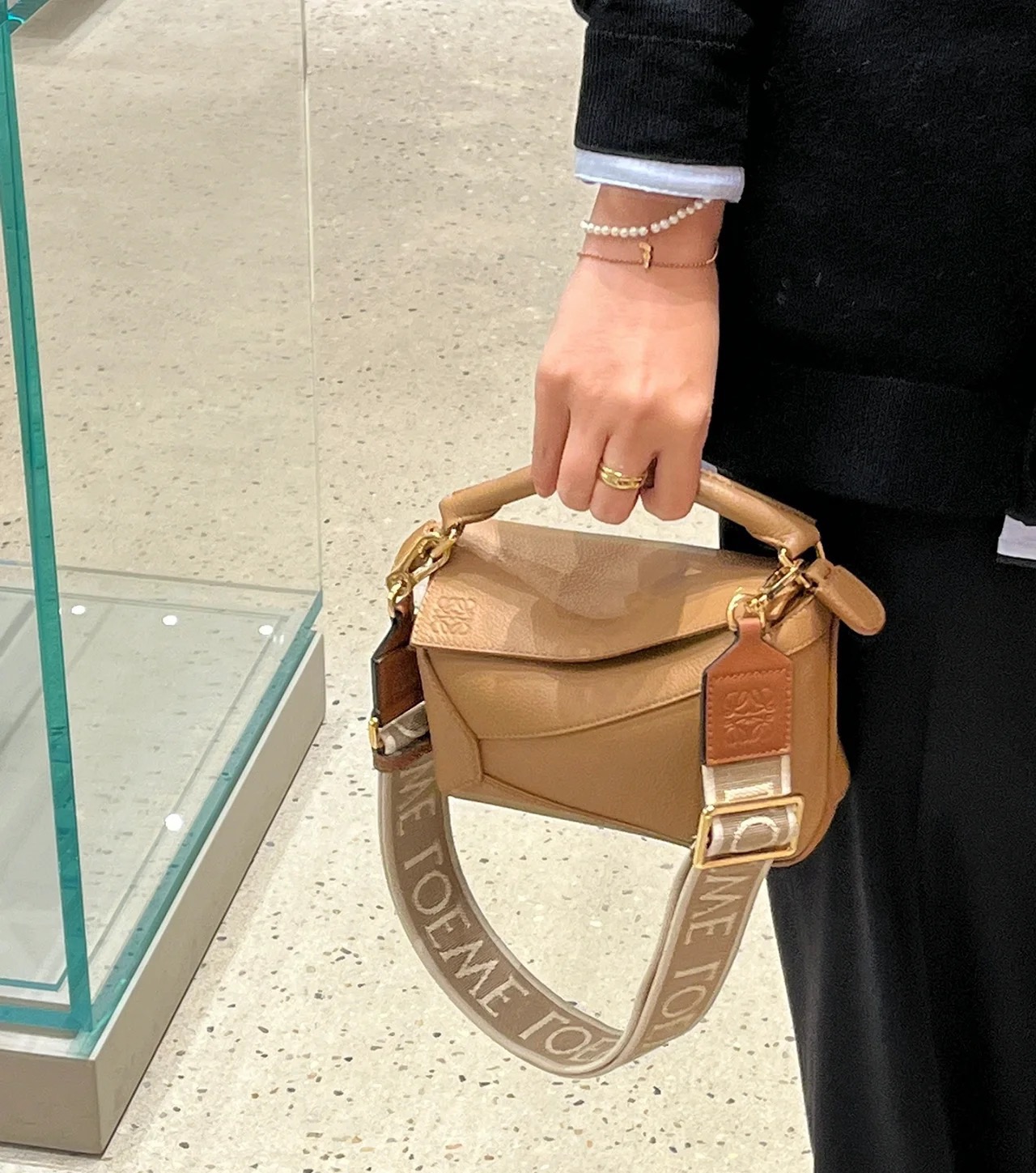 NO:342741,Mini uzzle new style, ultimate simplicity, casual and fashionable with a wide shoulder strap, new Puzzle Edge (mini)19860909mini uzzle新款 极致简约感 搭配一条宽肩带休闲时髦,新款Puzzle Edge（迷你）,Bag