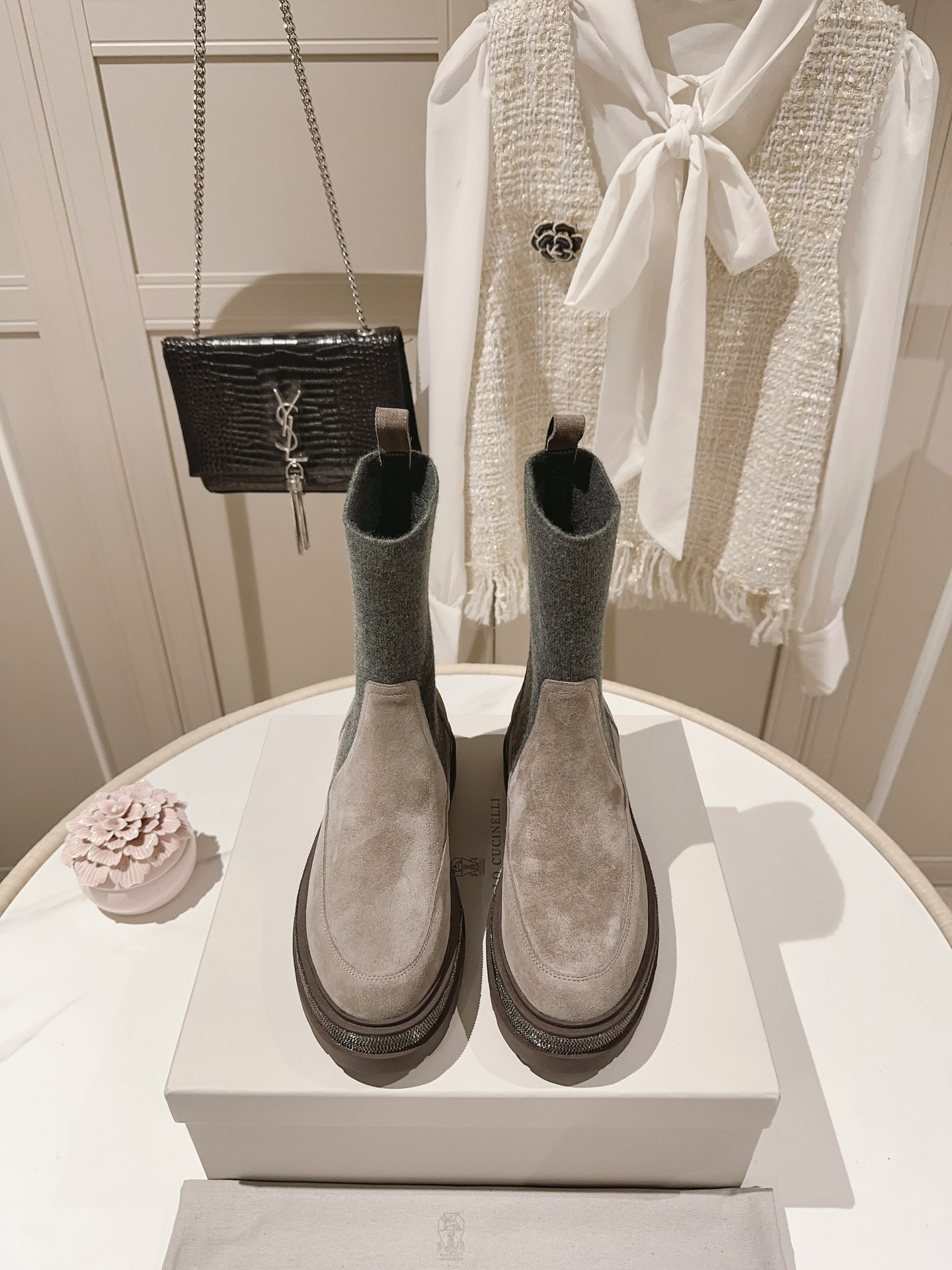 NO:593139,[Highest quality in the market] Exclusive Brunello Cucinelli. The classic inspiration from loafers defines the modern and elegant style of this new rubber-soled shoe. The precious imported calf leather shows unique mottled colors and the ultra-light natural rubber sole allows you to show your fashionable character in comfort. It brings you better comfort and is a classic shoe that you won’t want to take off when you put it on. The original version is reproduced one to one. Size 35-42 (40 41)  42 Custom-made, non-returnable, boots, brunello cucinelli, loafers, boots19860909【市场最高品质】独家款BrunelloCucinelli 源自乐福鞋的经典灵感定义了这款新胶底鞋的现代优雅风格.珍贵的进口小牛京皮上展现着别致的斑驳,与超轻盈的天然橡胶鞋底.让您在舒适中彰显时尚性格.给您带来更好的舒适度,又是款穿上就不愿脱下的一款经典鞋款,原版一比一复刻. 码数35-42（40 41 42订做不退换,靴子,brunello cucinelli,loafers,boots,Women's Shoes