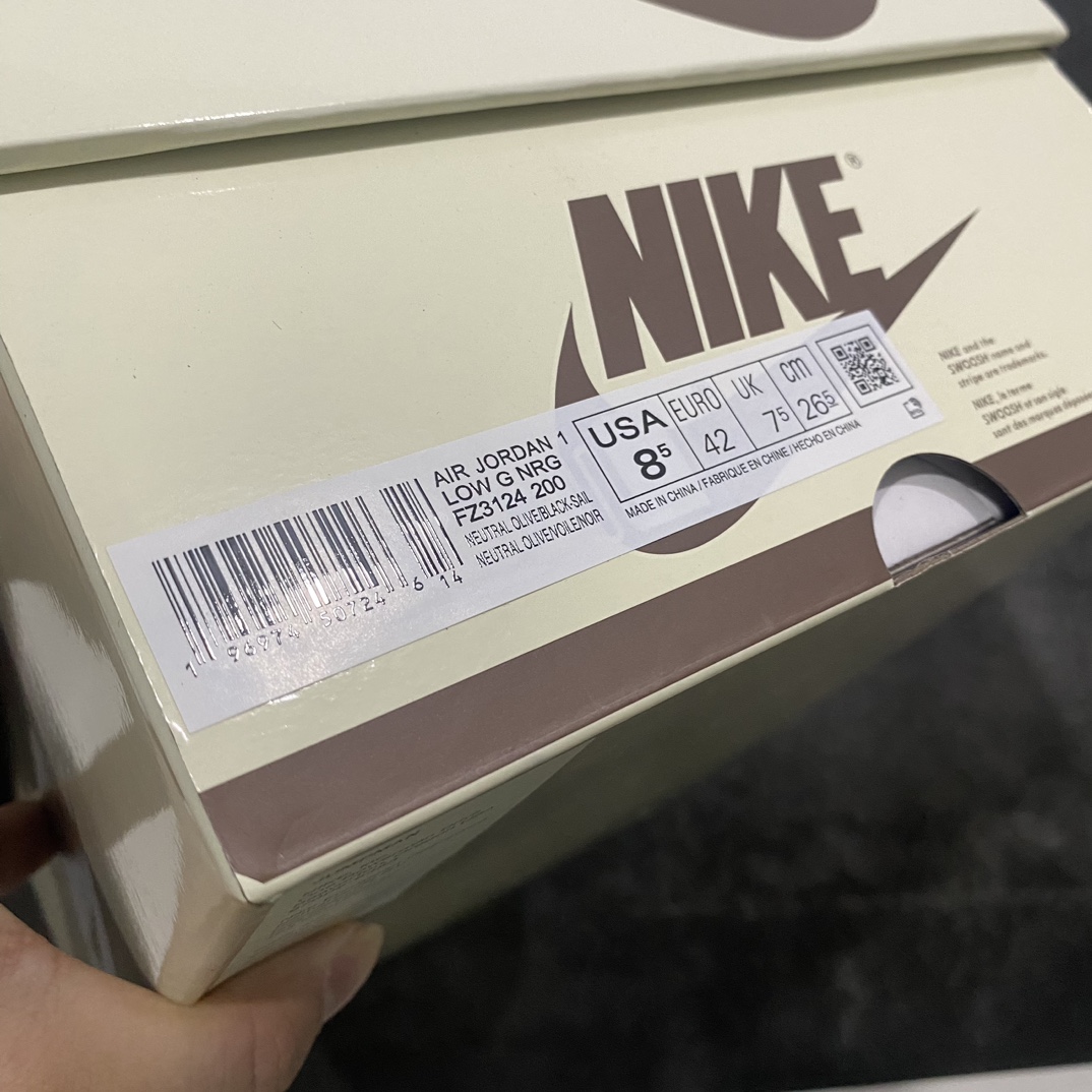 图片[9]-【X版版本】Travis Scott x Air Jordan 1 Golf AJ1乔1 TS联名倒钩高尔夫低帮6.0 FZ3124-200nn正确高尔夫板型出货 区别市场通货n国内一线头部知名大厂出品原鞋原楦头纸板开发 原厂防尘纸极致一眼正品既视感n配色方面也基本照搬了倒钩3.0配色 以橄榄绿色为底 搭配米白色框架呈现 标志性的反钩Swoosh则以黑色点缀 材质方面以麂皮与皮革拼接设计 鞋舌标签部分则以柠檬黄色点缀 GOLF字样和飞人Logo也表明鞋款身份 内侧TS标志性的Cactus Jack厂牌元素依然保留 不过同样以改为了黑色 后跟处的飞翼刺绣也采用黄色缝线打造 最大的变化就是外底部分采用了特殊的Golf纹路 相比于普通的AJ1更加防滑 鞋垫上也带有飞翼、鬼脸、Travis Scott等双方合作的标志性元素  尺码：366.5 37.5 38 38.5 39 40 40.5 41 42 42.5 43 44 44.5 45 46 47.5-莆田鞋批发中心