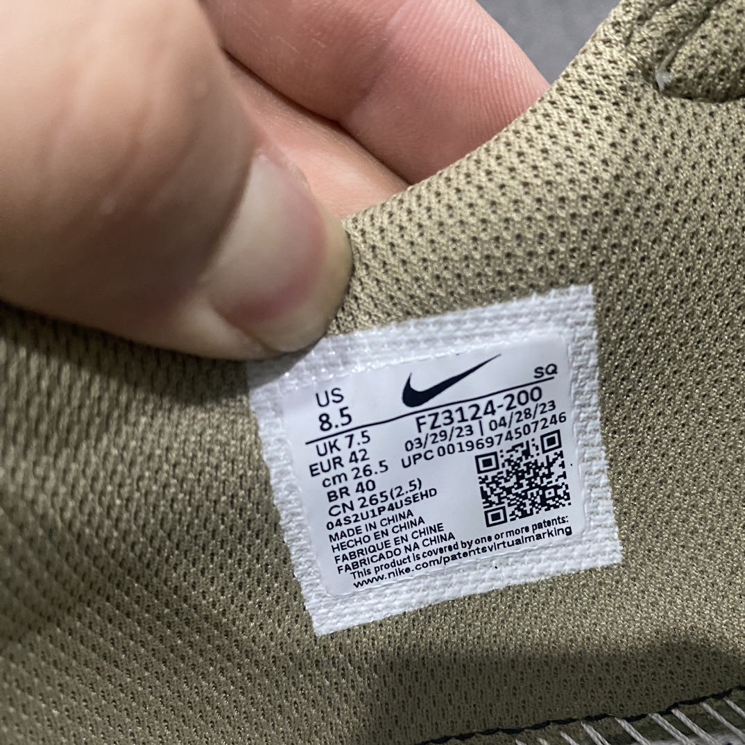 图片[5]-【X版版本】Travis Scott x Air Jordan 1 Golf AJ1乔1 TS联名倒钩高尔夫低帮6.0 FZ3124-200nn正确高尔夫板型出货 区别市场通货n国内一线头部知名大厂出品原鞋原楦头纸板开发 原厂防尘纸极致一眼正品既视感n配色方面也基本照搬了倒钩3.0配色 以橄榄绿色为底 搭配米白色框架呈现 标志性的反钩Swoosh则以黑色点缀 材质方面以麂皮与皮革拼接设计 鞋舌标签部分则以柠檬黄色点缀 GOLF字样和飞人Logo也表明鞋款身份 内侧TS标志性的Cactus Jack厂牌元素依然保留 不过同样以改为了黑色 后跟处的飞翼刺绣也采用黄色缝线打造 最大的变化就是外底部分采用了特殊的Golf纹路 相比于普通的AJ1更加防滑 鞋垫上也带有飞翼、鬼脸、Travis Scott等双方合作的标志性元素  尺码：366.5 37.5 38 38.5 39 40 40.5 41 42 42.5 43 44 44.5 45 46 47.5-莆田鞋批发中心