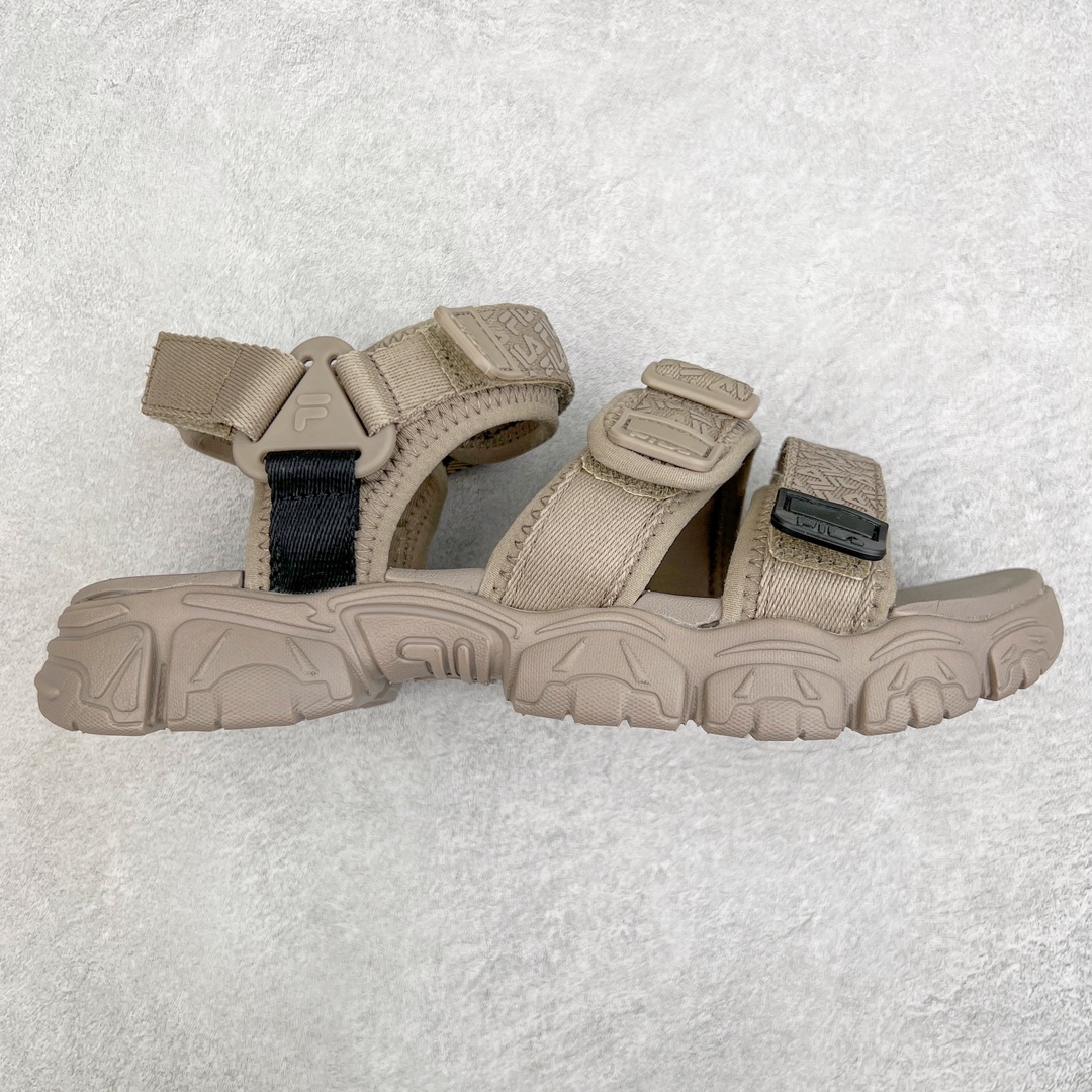 零售💰160 ＃夏日福利‼FILA Fluid Sandal 斐乐运动猫爪凉鞋2022夏季新款沙滩鞋 FUSION 系列传承了 FILA 的百年基因有融入年轻运动及潮流文化 成为引领变革、创新突破的一代 以“1+N” 的跨界合作模式重现经典的同时创造经典 带来最出其不意的跨界合作惊喜 同时FILAFUSION把FILA 的 DNA 融入到定制体验里 你可以随心制造厲于你的产品 FILA FUSION 的鞋家族涵盖了老爹鞋、跑步鞋、网球鞋、季节款 风格复古新潮 满足了时尚人士出行及各类运动的搭配需求 成为当下年轻人筷拥的鞋类品牌之一 FILA FUSION 走进年轻人的世界 通过年轻人运动 街舞 滑板 篮球 展现 FILA FUSION 的潮流态度和年轻文化 FILA FUSION 认为末来属于引领变革、创新突破的年轻一代 让我们一起构成 FILA 未来的蓝图吧 尺码对应库存‼️ 编码：by1936060-运动鞋