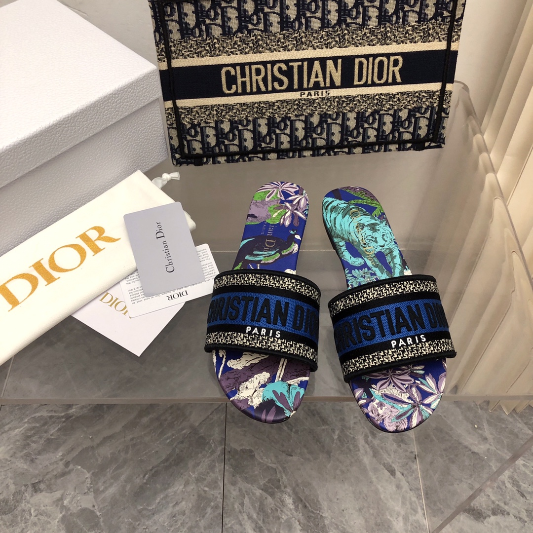 NO:167419,2025- No. 143 New jacquard embroidered sandals in early spring ♀ As D's main presbyterian embroidery series sandals, there is a new color every year, and it will be out of stock as soon as it is new. The embroidery design has a three-dimensional and exquisite feeling, simple and generous, and is not picky at all. It can be held on any occasion, making people love it. Exclusive customized letter three-dimensional embroidery upper, high-density electric embroidery technology, without any connection, overlap, perfect quality, and complex craftsmanship. Consistent with the original version, comfortable and soft, pay attention to discernment. Italian leather outsole Size35-40 (41 and 42 can be ordered without return and exchange) More than a dozen colors are available, slippers, dior, slippers, Leather soles198609092025- 143号花色 早春新款提花刺绣凉拖鞋♀  作为D家主打款老花刺绣系列凉拖,每年都会新色,一出新就立马断货,刺绣设计有立体感非常精致,简单大方,完全不挑人,任何场合都能hold住,让人爱不释手 独家订制字母立体刺绣鞋面,高密度电绣工艺,没有任何的连线、重合,完美品质,复杂工艺.与原版一致,舒适柔软,注意辨别.意大利真皮大底Size35-40（41、42可订不退换）十几种颜色可选,拖鞋,dior,slippers,Leather soles,Women's Shoes