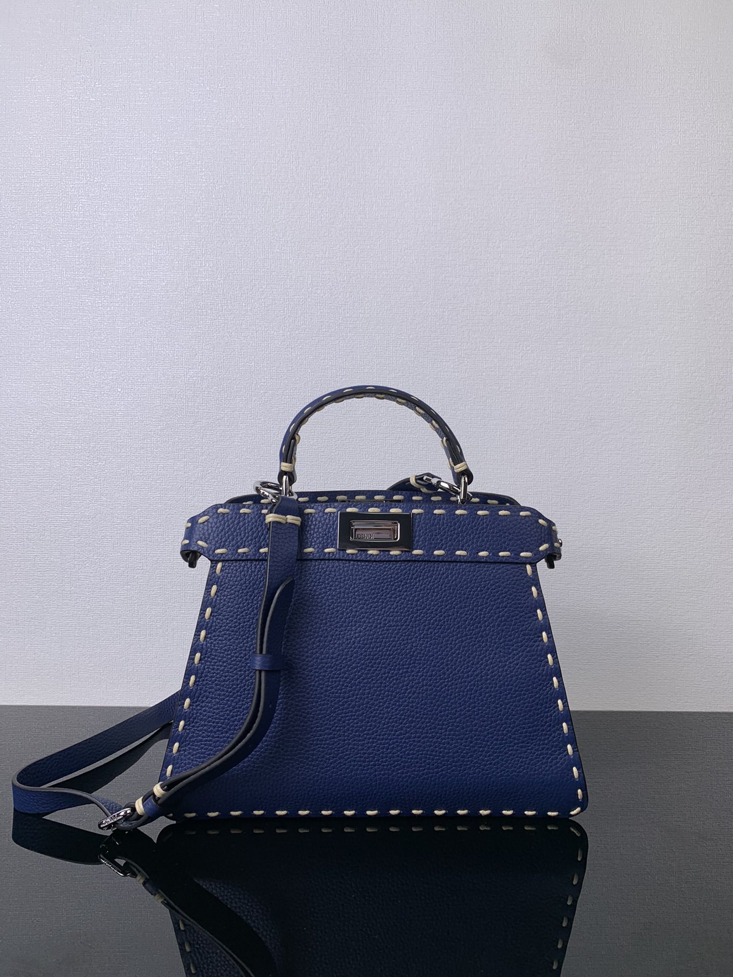 In stock ✔️ 🆕 Peekaboo lSEEU small size blue new series made of full-grain cowhide leather. Accordion-style design, thick hand-stitched, silver metal accessories, full of retro vibes ☘️☘️☘️☘️ High-end feel [heart][heart][heart]. Classic and fashionable, style score 💯. Model number 88N328. Size 27 x 21 x 9.5. image 1