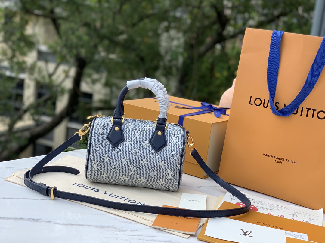 非市场普通货 进口皮料半钢五金尺寸: 20.5 x 13.5 x 12cmLV 枕头包 s非市场普通货 