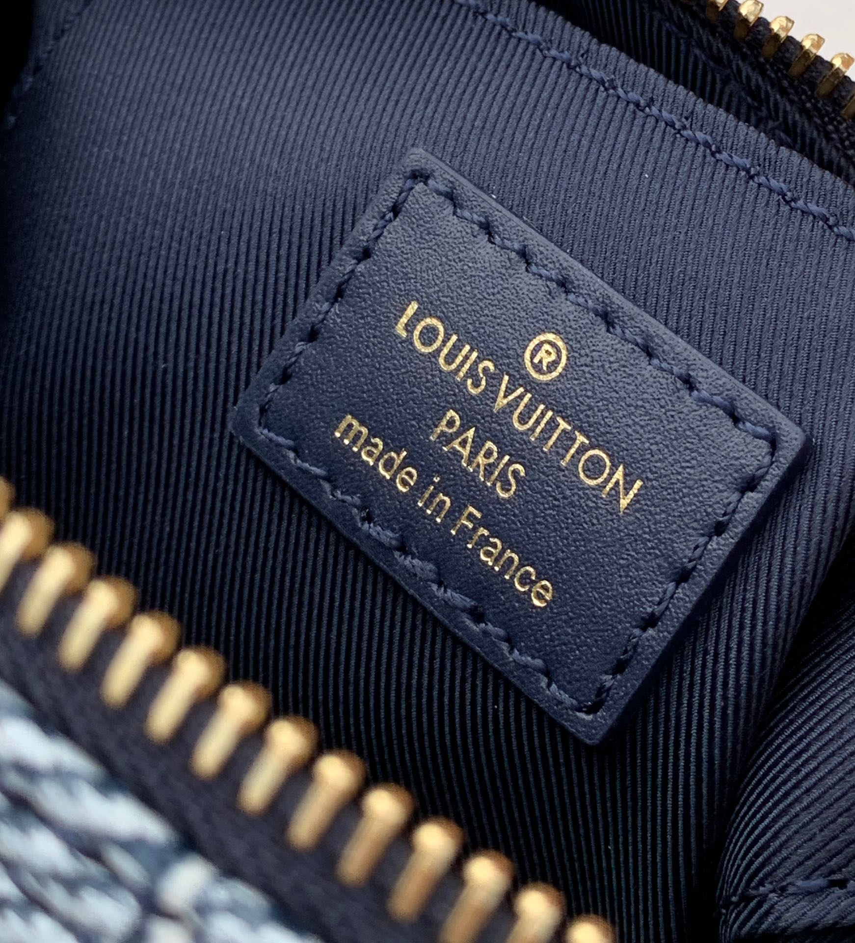 非市场普通货 进口皮料半钢五金尺寸: 20.5 x 13.5 x 12cmLV 枕头包 s非市场普通货 