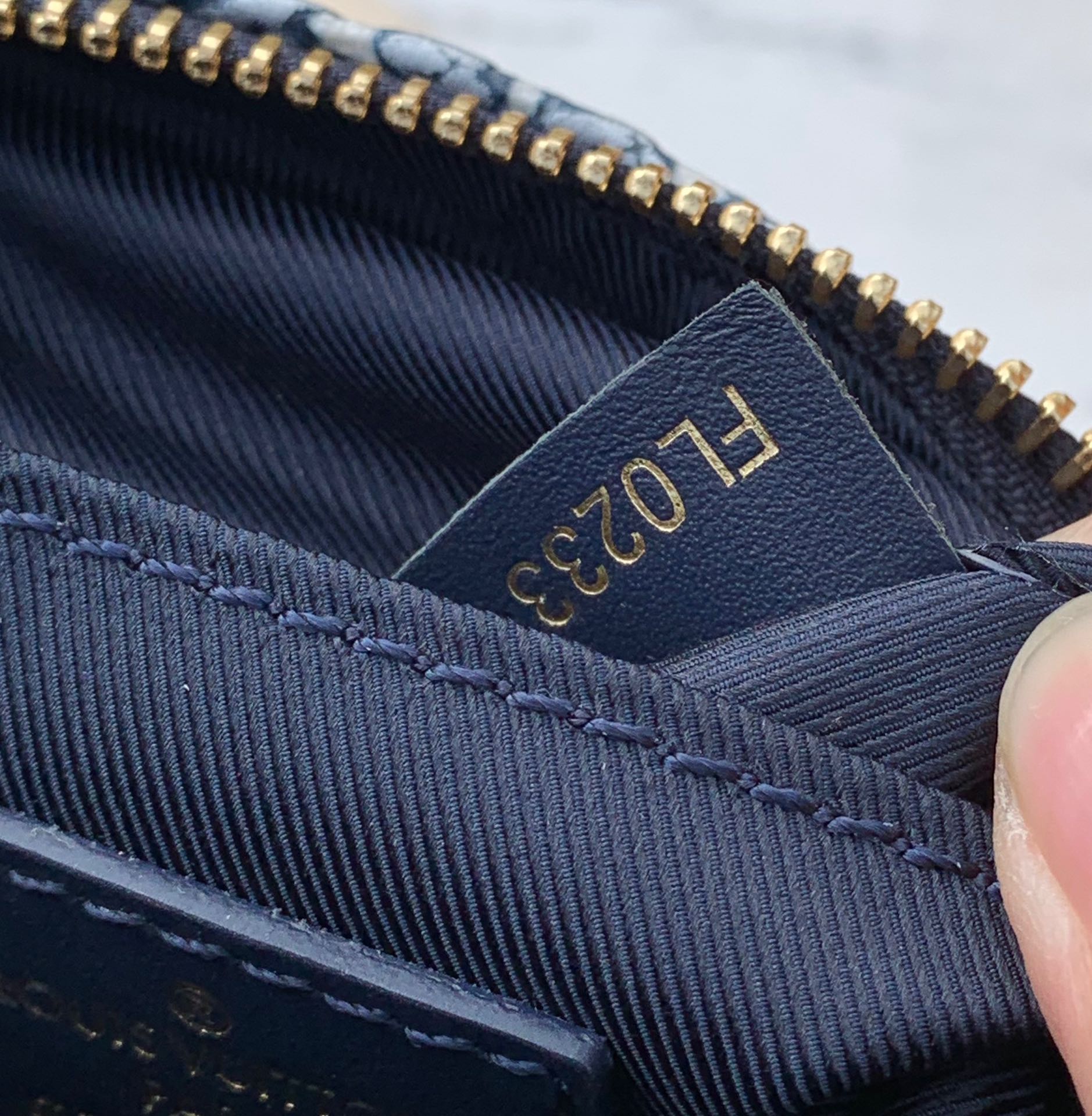 非市场普通货 进口皮料半钢五金尺寸: 20.5 x 13.5 x 12cmLV 枕头包 s非市场普通货 