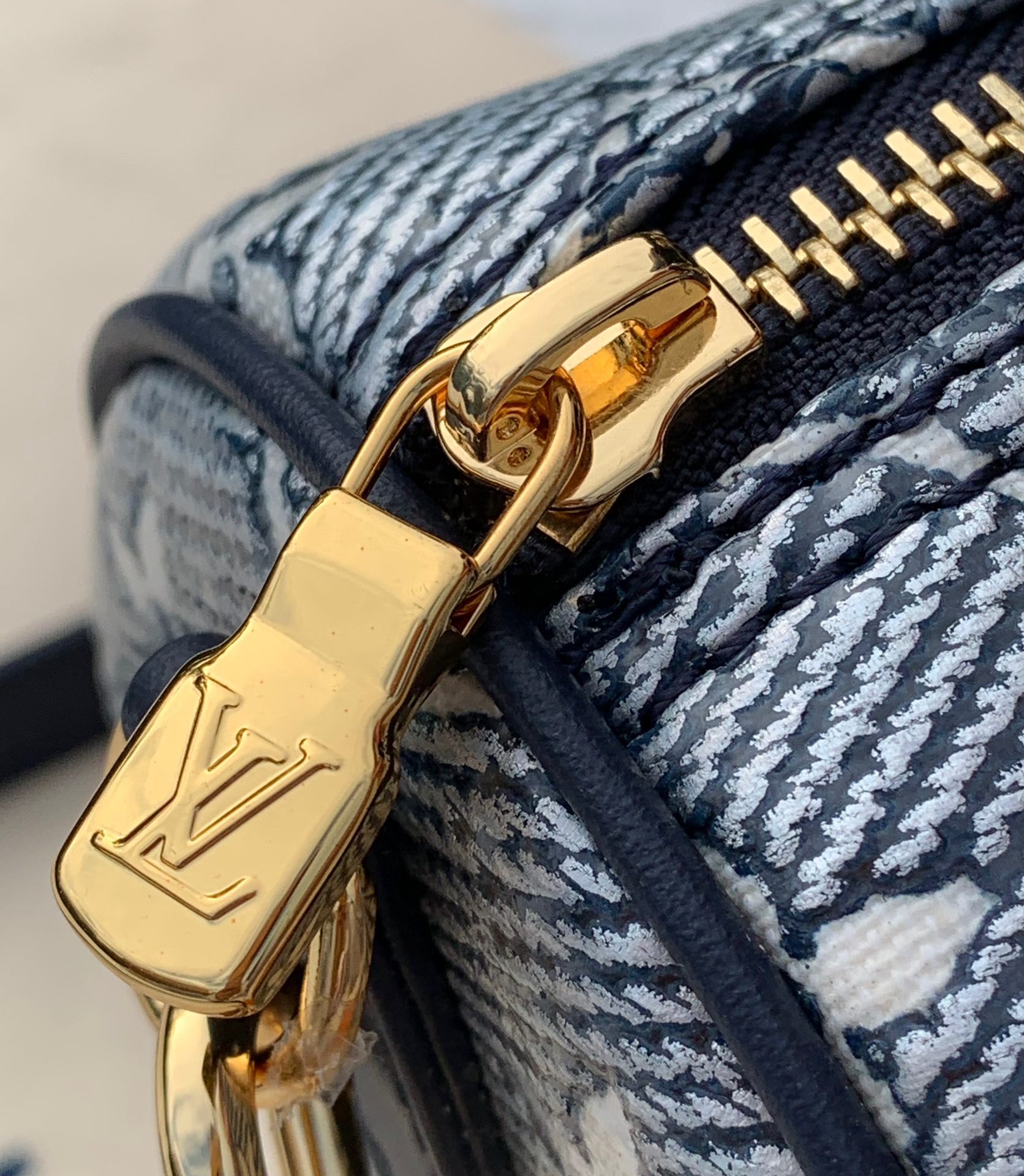 非市场普通货 进口皮料半钢五金尺寸: 20.5 x 13.5 x 12cmLV 枕头包 s非市场普通货 