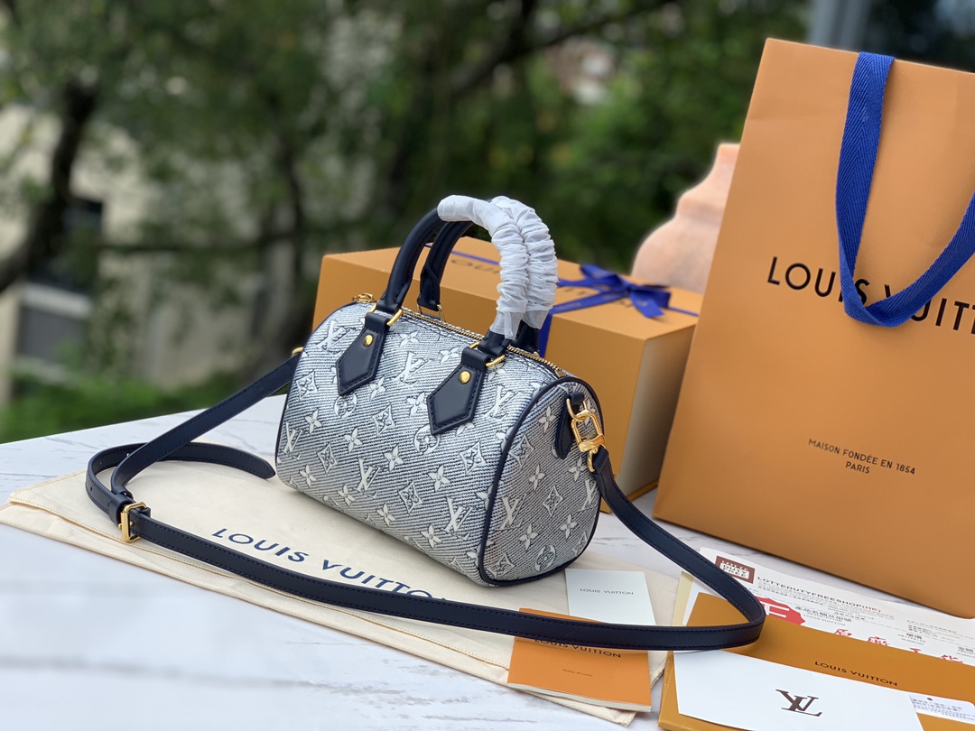 非市场普通货 进口皮料半钢五金尺寸: 20.5 x 13.5 x 12cmLV 枕头包 s非市场普通货 