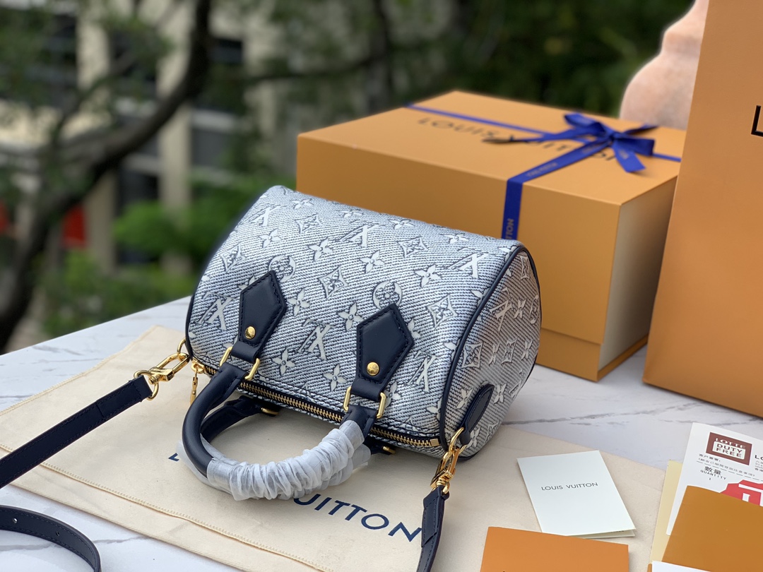 非市场普通货 进口皮料半钢五金尺寸: 20.5 x 13.5 x 12cmLV 枕头包 s非市场普通货 