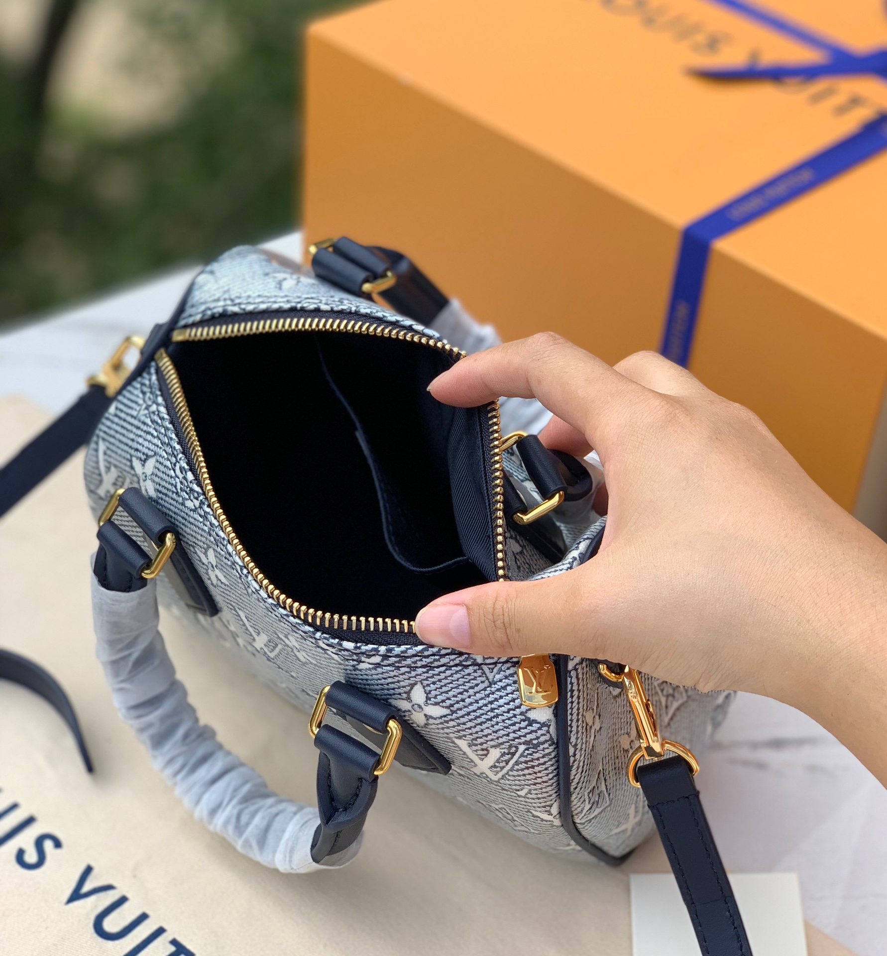 非市场普通货 进口皮料半钢五金尺寸: 20.5 x 13.5 x 12cmLV 枕头包 s非市场普通货 