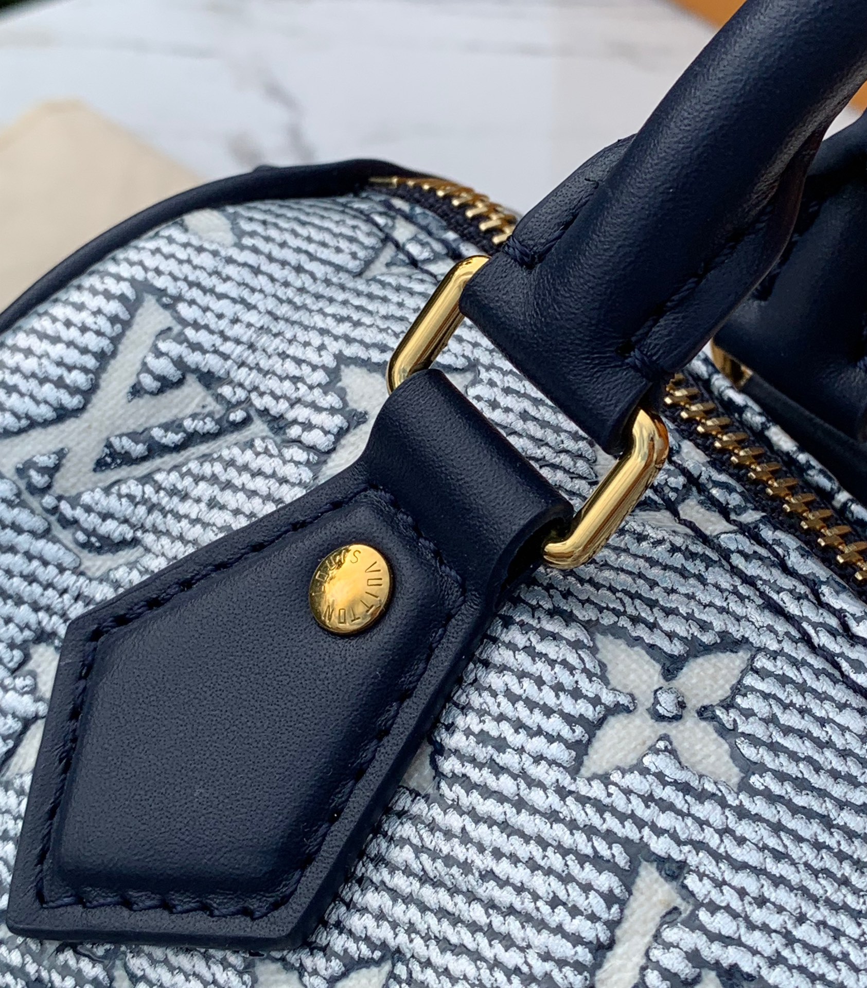 非市场普通货 进口皮料半钢五金尺寸: 20.5 x 13.5 x 12cmLV 枕头包 s非市场普通货 