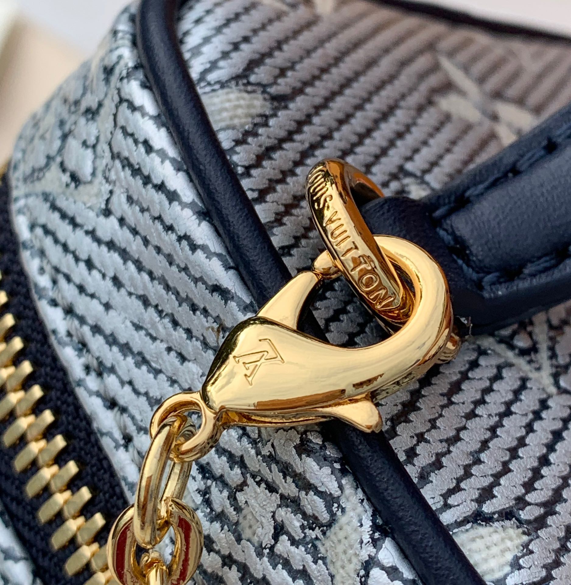 非市场普通货 进口皮料半钢五金尺寸: 11×10× 8cm渠道出货，最新款 ！LV Micro Vani