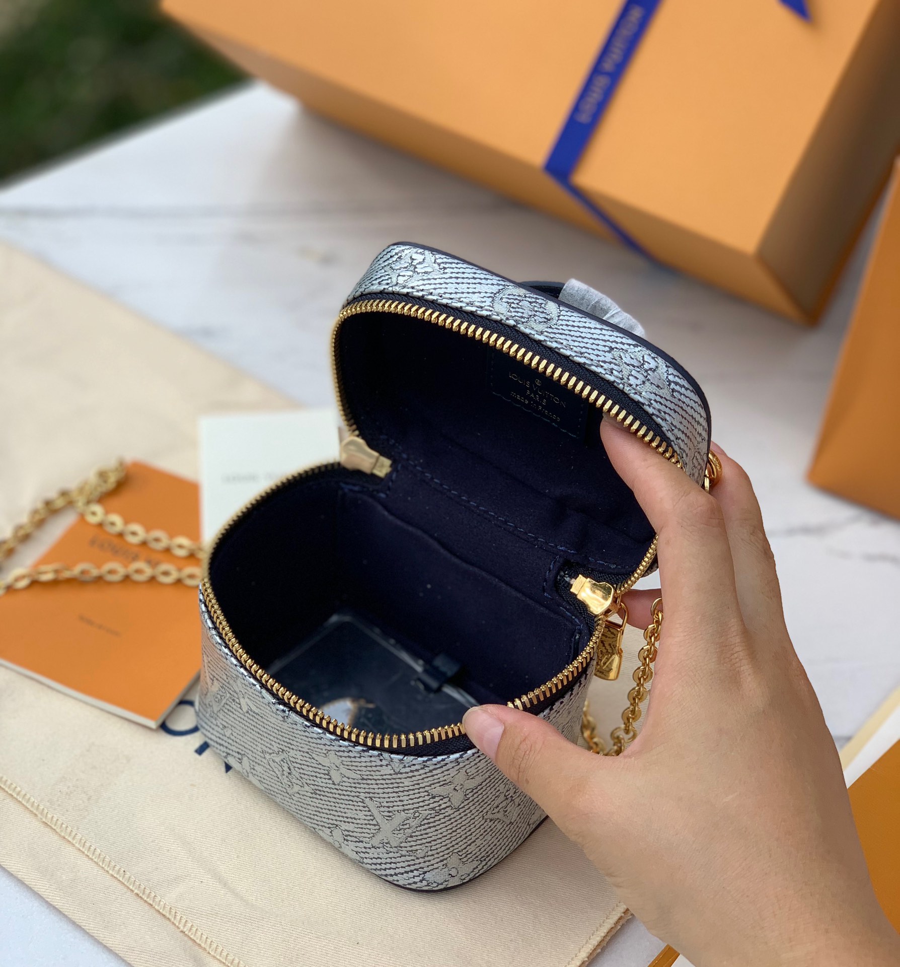 非市场普通货 进口皮料半钢五金尺寸: 11×10× 8cm渠道出货，最新款 ！LV Micro Vani