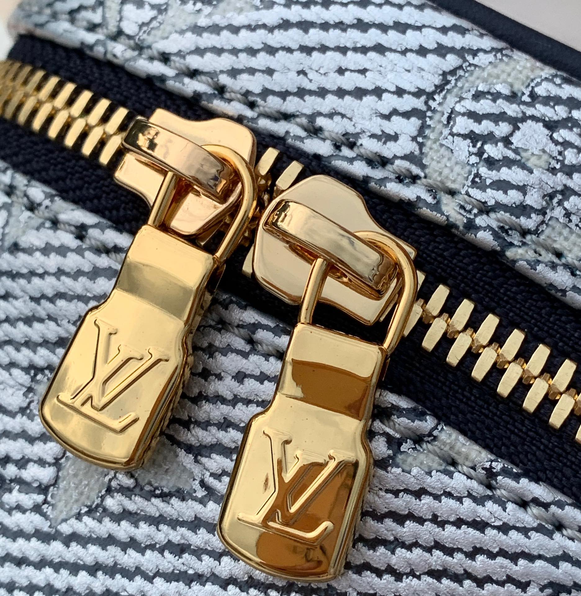 非市场普通货 进口皮料半钢五金尺寸: 11×10× 8cm渠道出货，最新款 ！LV Micro Vani