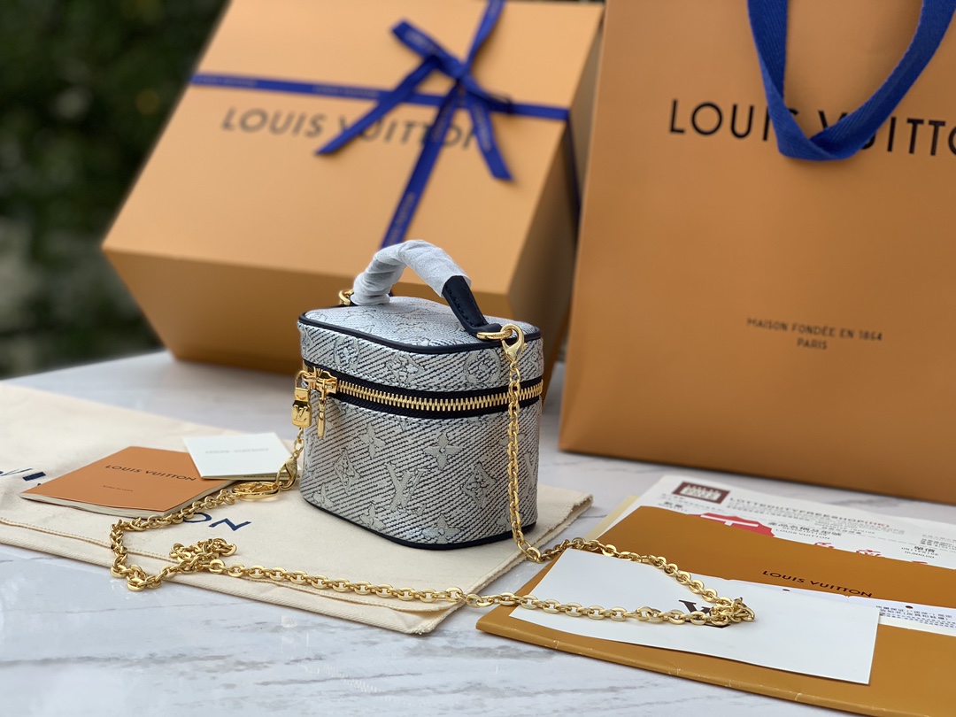 非市场普通货 进口皮料半钢五金尺寸: 11×10× 8cm渠道出货，最新款 ！LV Micro Vani