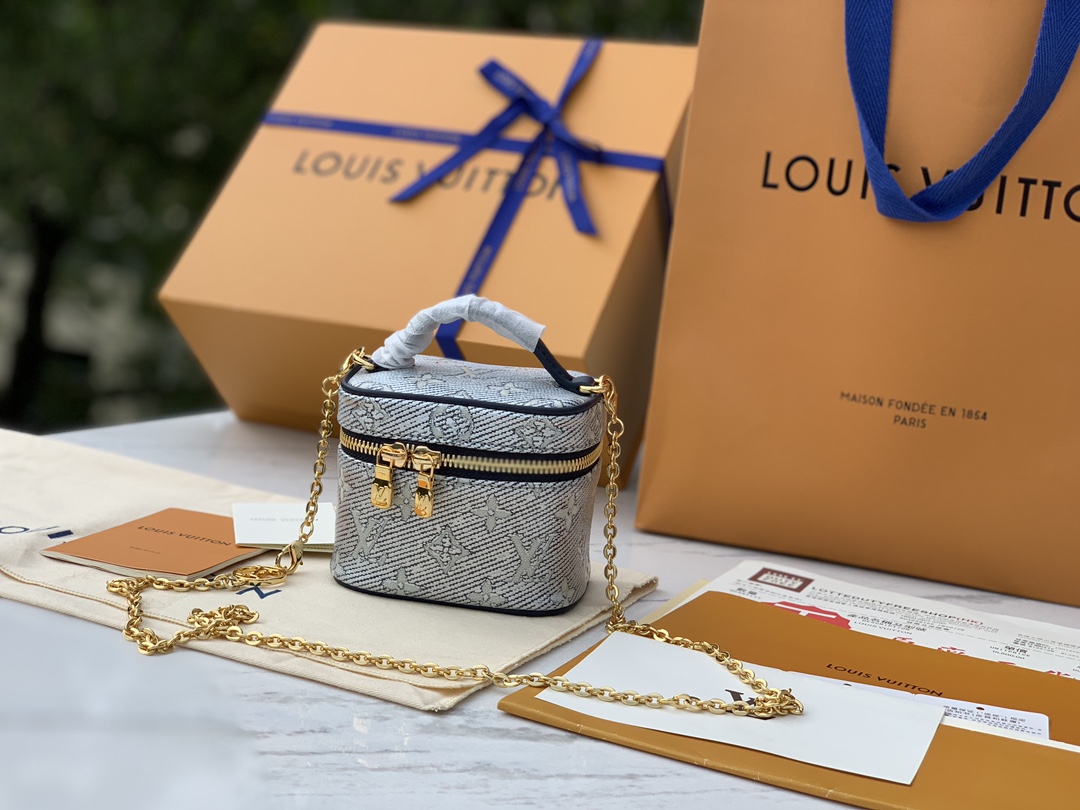 非市场普通货 进口皮料半钢五金尺寸: 11×10× 8cm渠道出货，最新款 ！LV Micro Vani