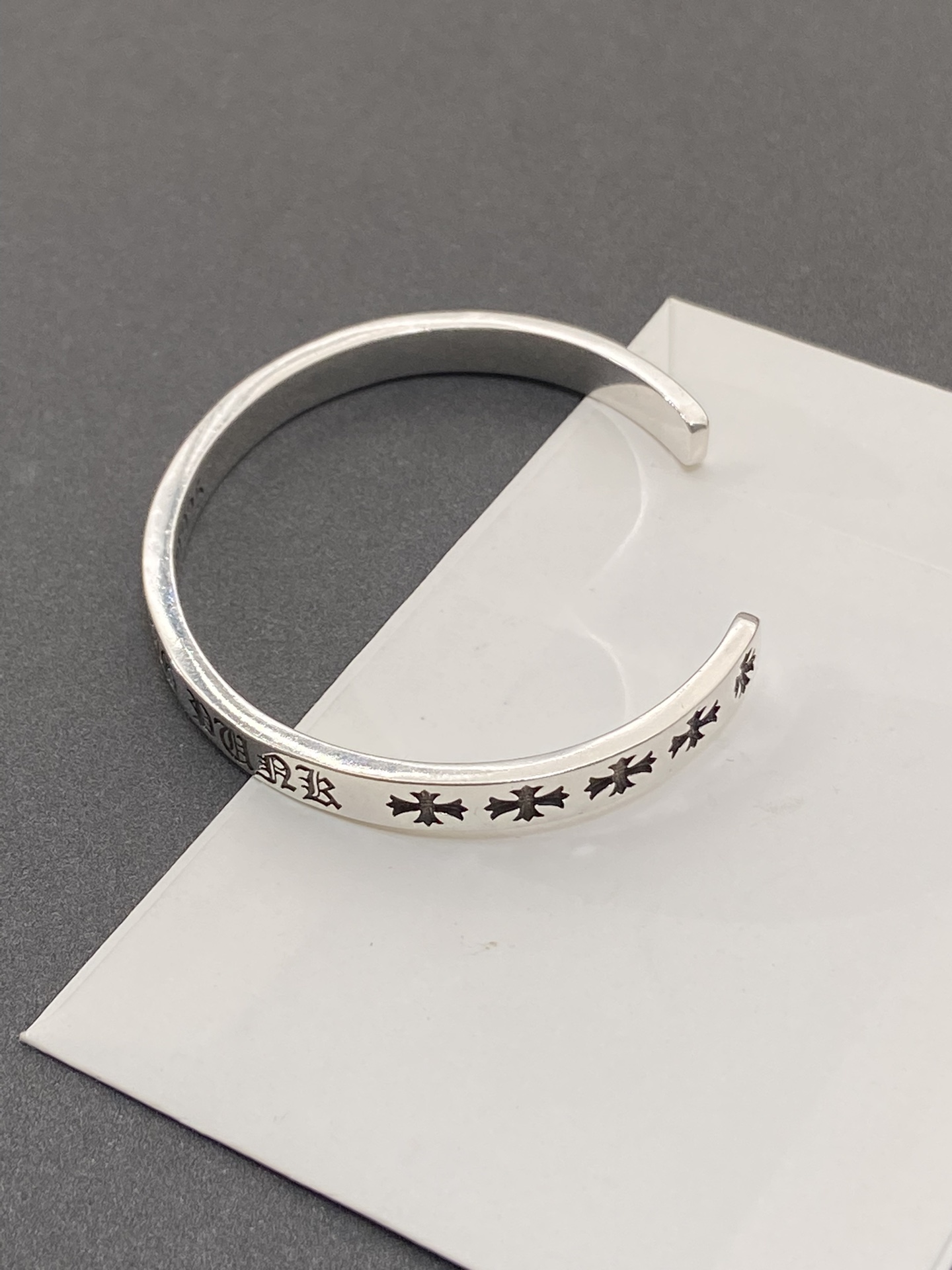“Chrome Hearts and Crocson Cross Necklace Review: A Stylish Must-Have Piece” - 图片 3