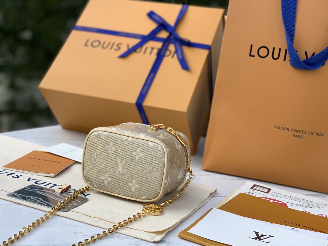 非市场普通货 进口皮料半钢五金尺寸: 11×10× 8cm 渠道出货，最新款 ！LV Micro Van