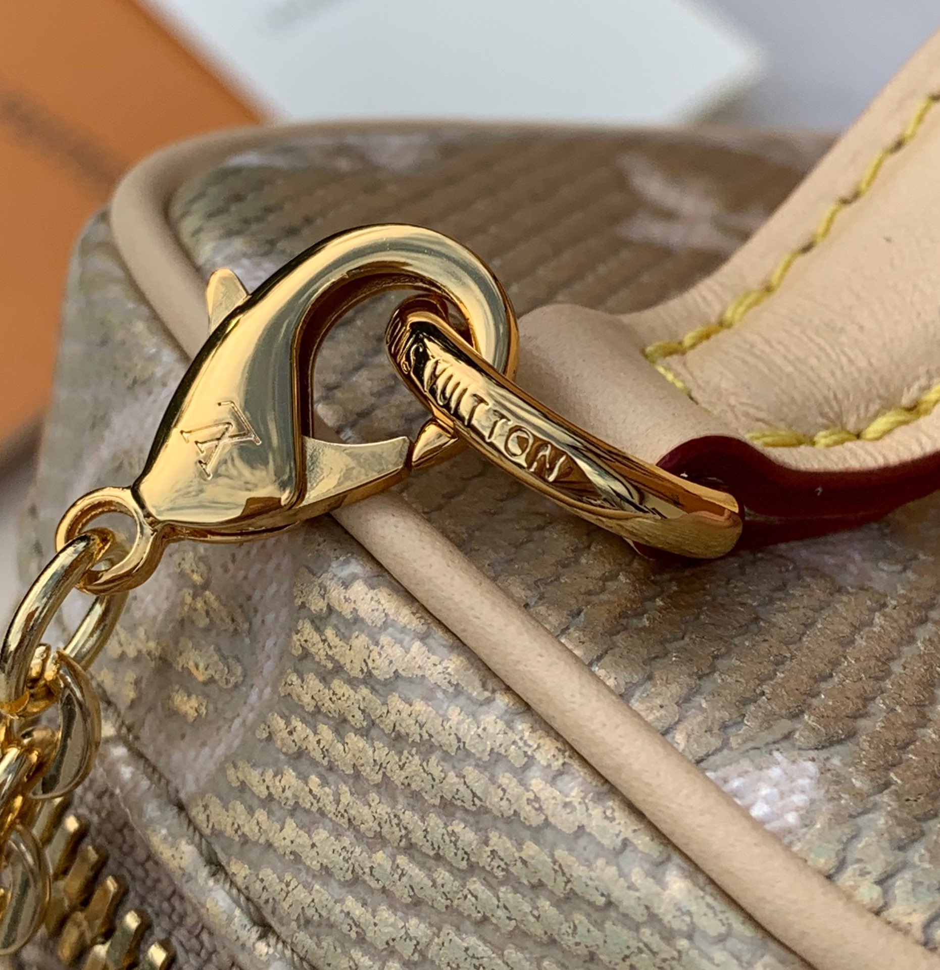 非市场普通货 进口皮料半钢五金尺寸: 11×10× 8cm 渠道出货，最新款 ！LV Micro Van