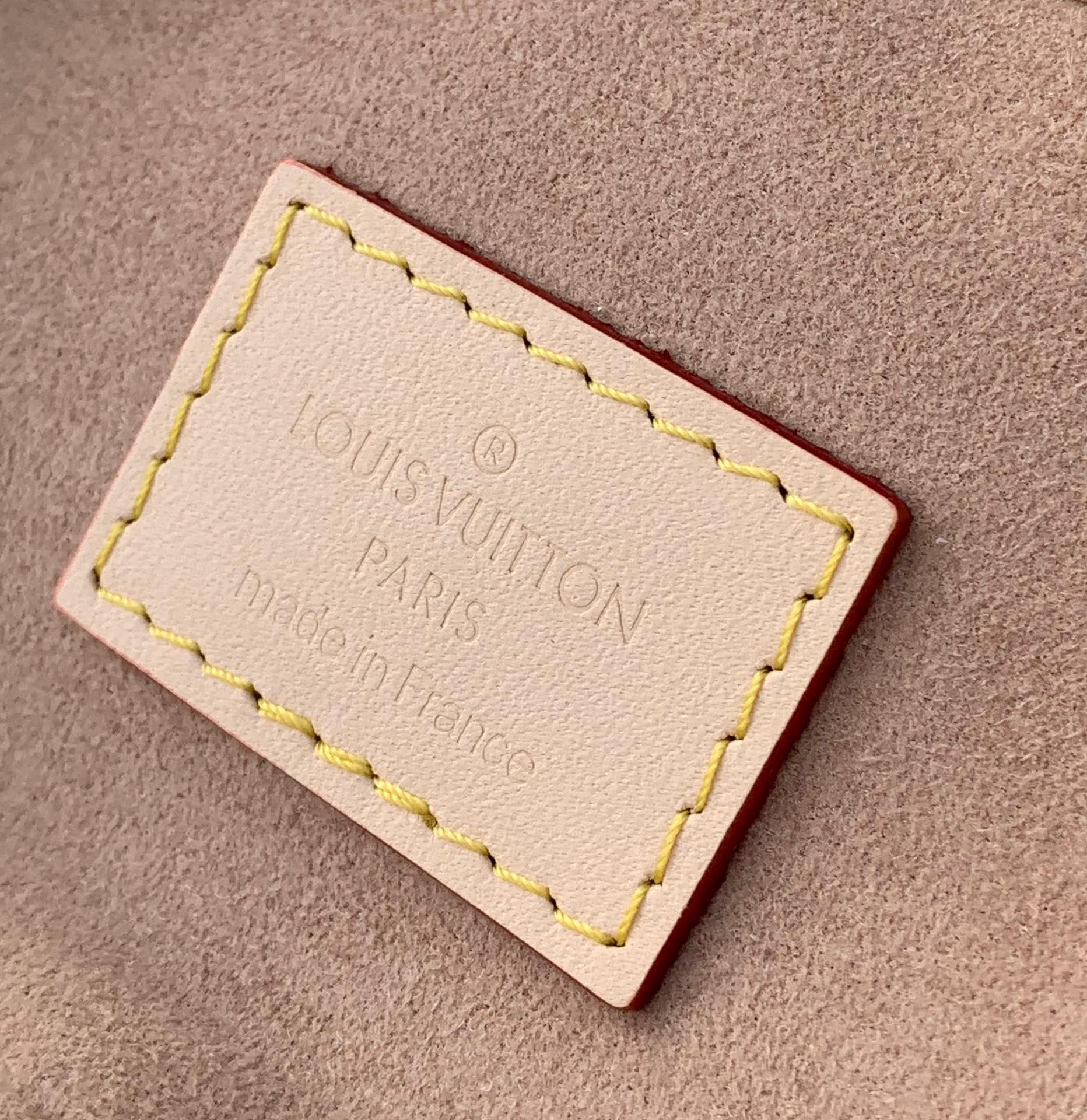 非市场普通货 进口皮料半钢五金尺寸: 11×10× 8cm 渠道出货，最新款 ！LV Micro Van