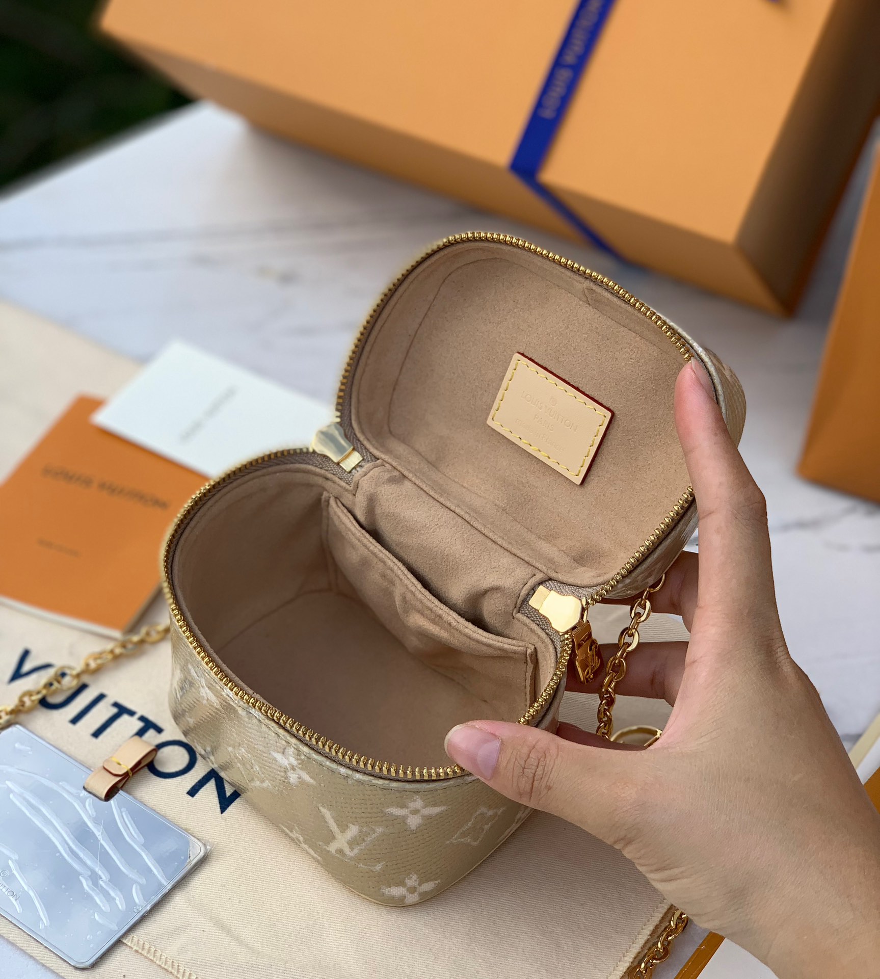 非市场普通货 进口皮料半钢五金尺寸: 11×10× 8cm 渠道出货，最新款 ！LV Micro Van