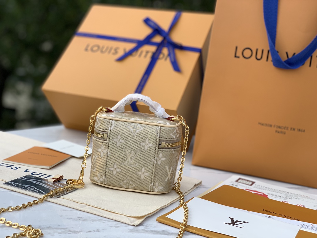 非市场普通货 进口皮料半钢五金尺寸: 11×10× 8cm 渠道出货，最新款 ！LV Micro Van